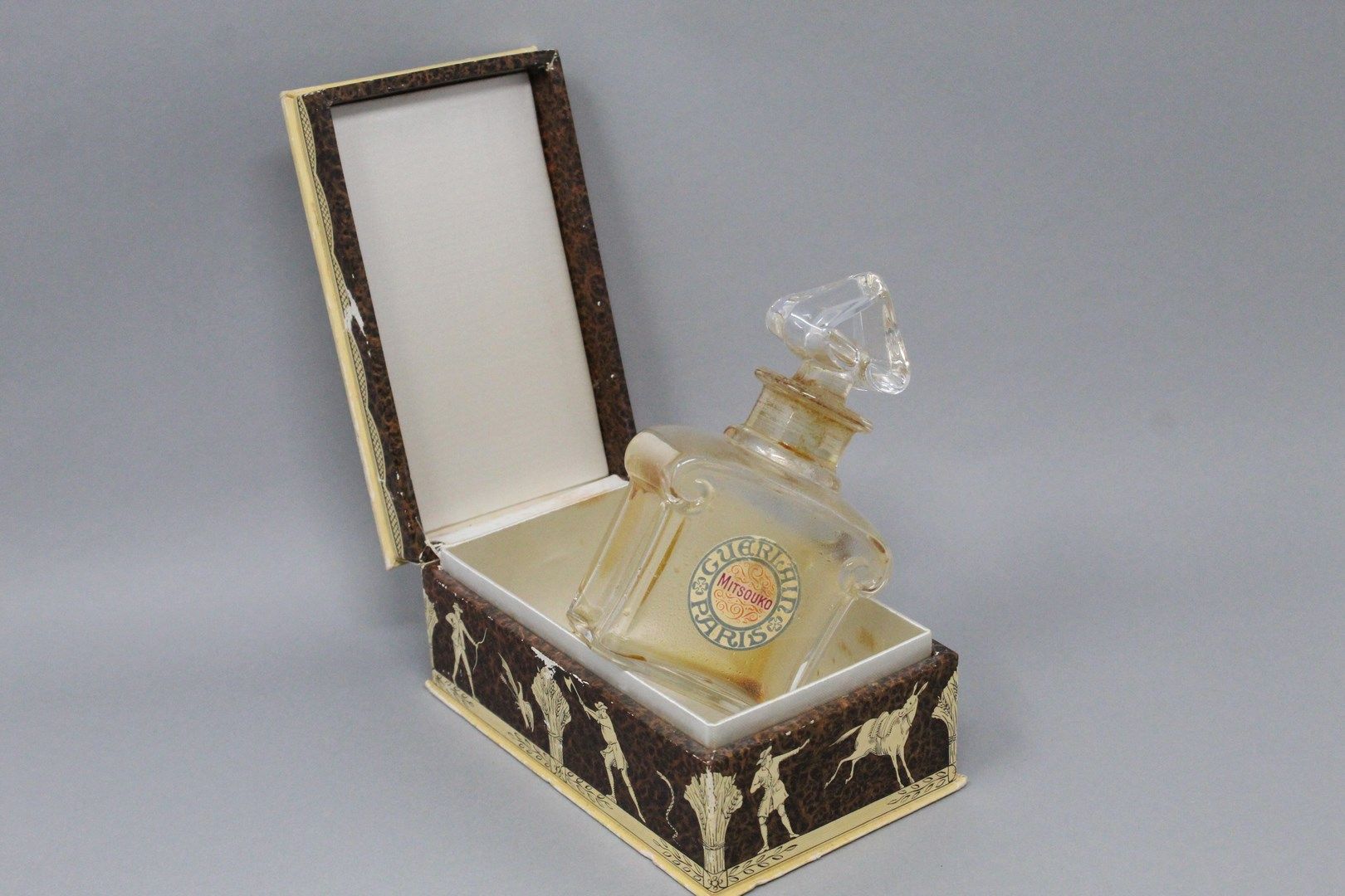 Null GUERLAIN "Mitsouko



玻璃瓶，心形瓶盖。装在一个仿玳瑁的纸箱里，署名 "GUERLAIN"。