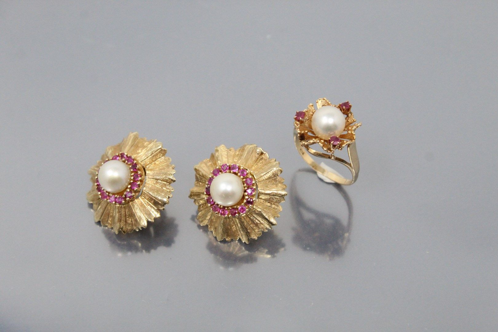 Null 14K（585）黄金半镶红宝石和珍珠，由一枚戒指和耳环组成。

手指大小：53 - 毛重：13.39克。
