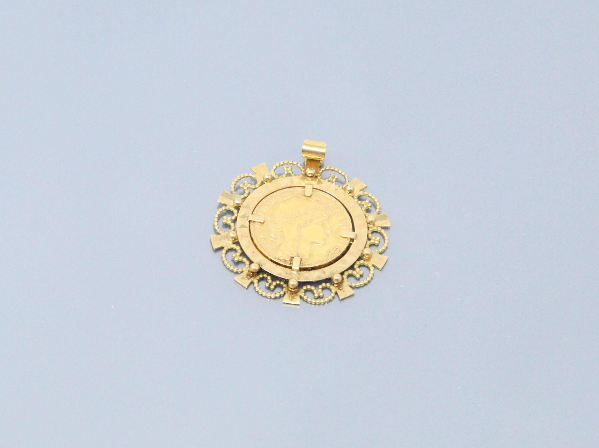 Null 18k (750) yellow gold pendant set with a 20 francs Coq (1912) gold coin. 

&hellip;