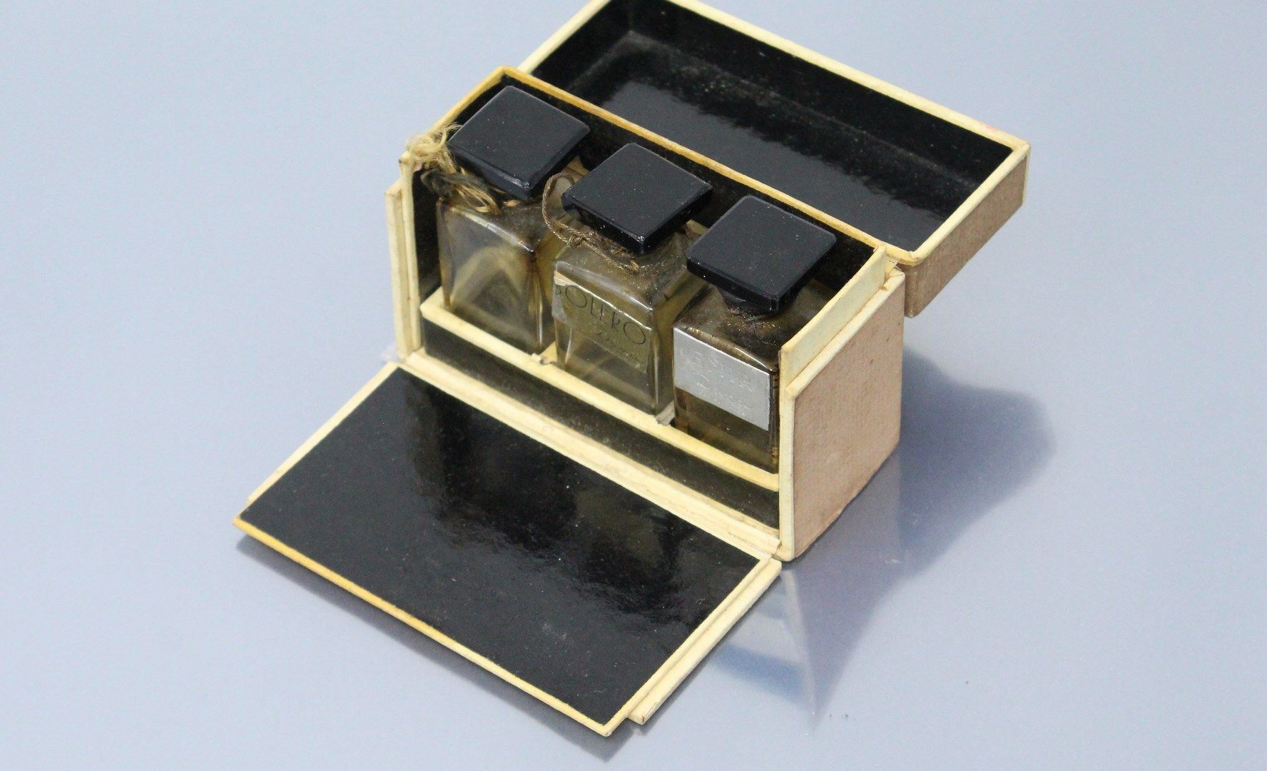 Null DANA 



Tres frascos de cristal de muestras de perfume en una caja, que co&hellip;