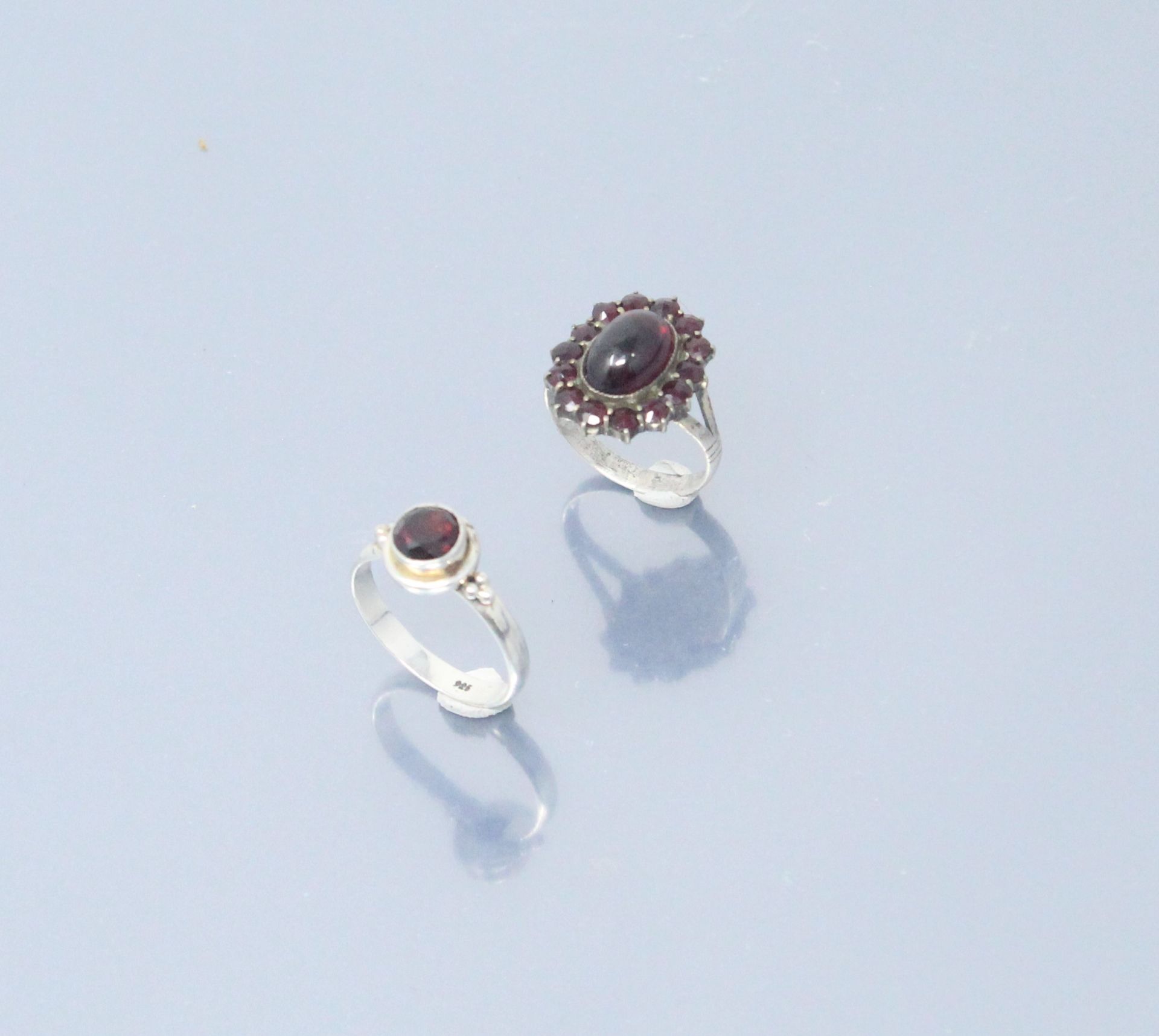 Null Set di due anelli placcati in argento con pietre d'imitazione rosse.

Dimen&hellip;