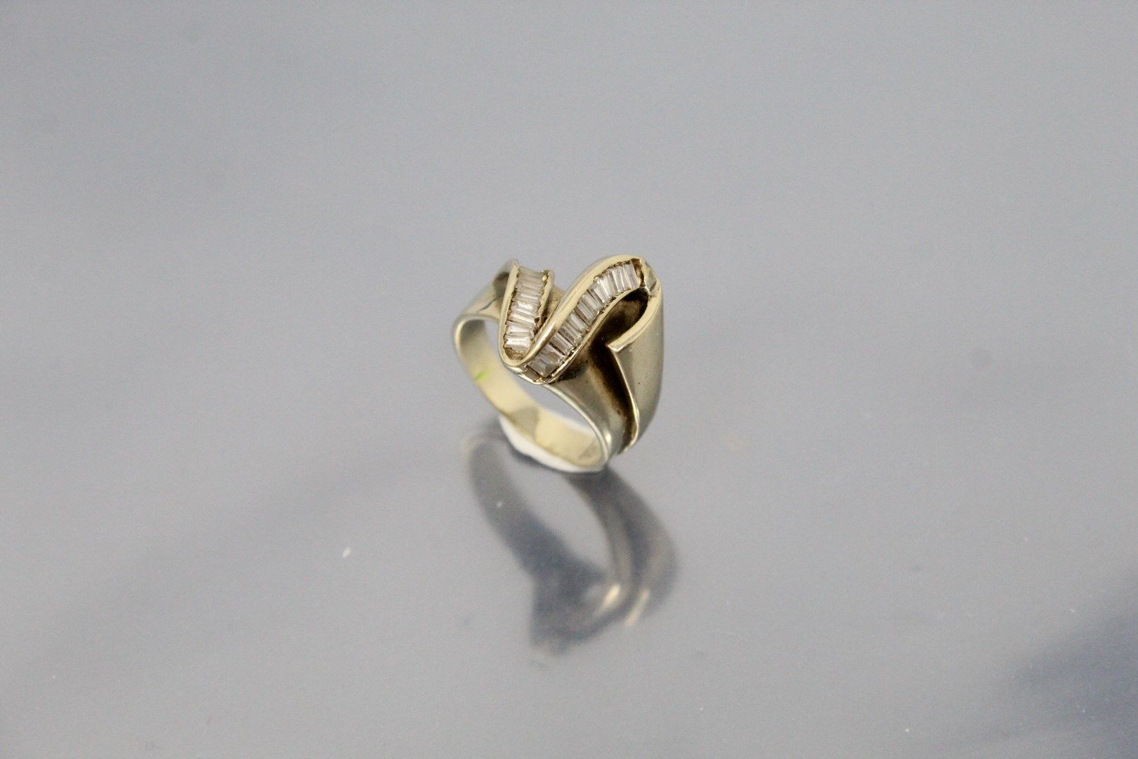 Null 14K (585) yellow gold ring set with calibrated white stones. 

Finger size:&hellip;