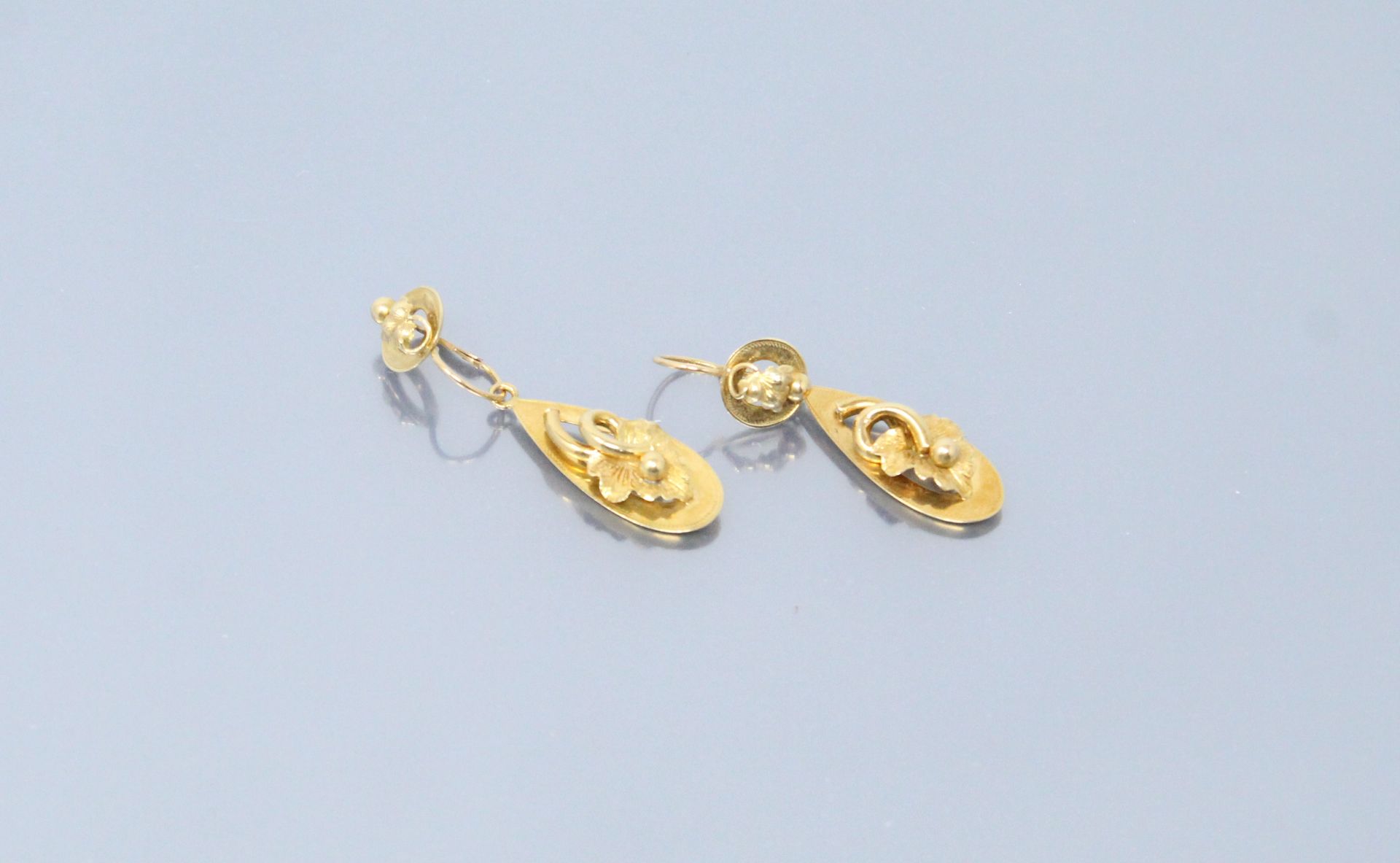 Null Pair of 18k (750) yellow gold earrings with foliage design.

Weight : 4.91 &hellip;