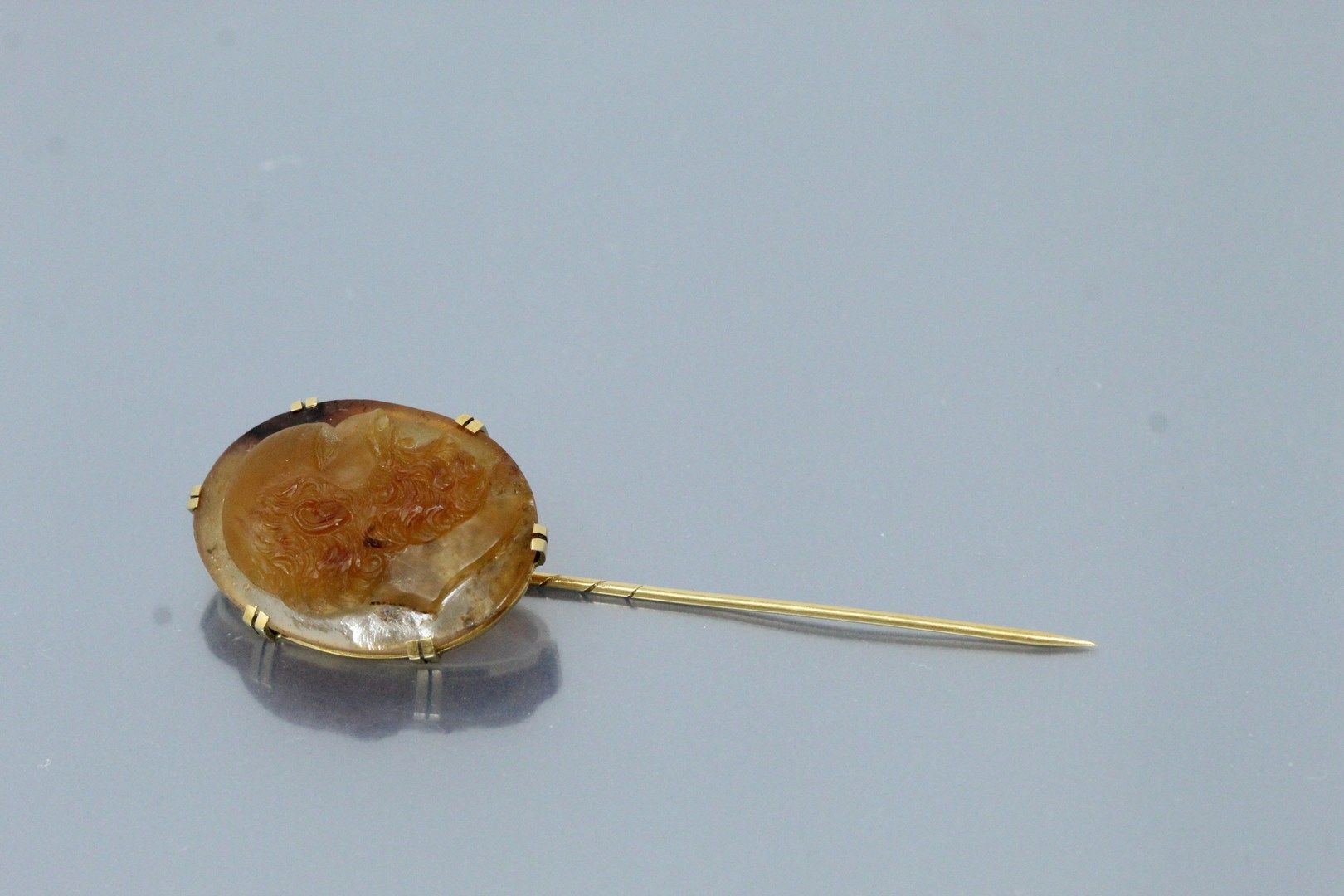 Null 18k (750) yellow gold lapel pin set with a cameo on agate representing a ma&hellip;