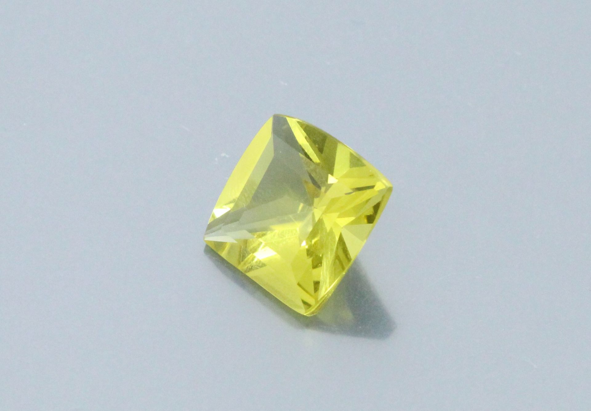Null Lemon quartz faceted on paper. 

Weight : 15.61 cts.