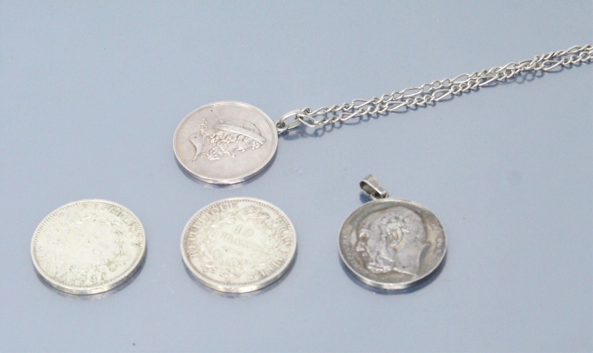 Null Lote de monedas y medallas de plata que incluye:

- 10 Francos Hércules 197&hellip;