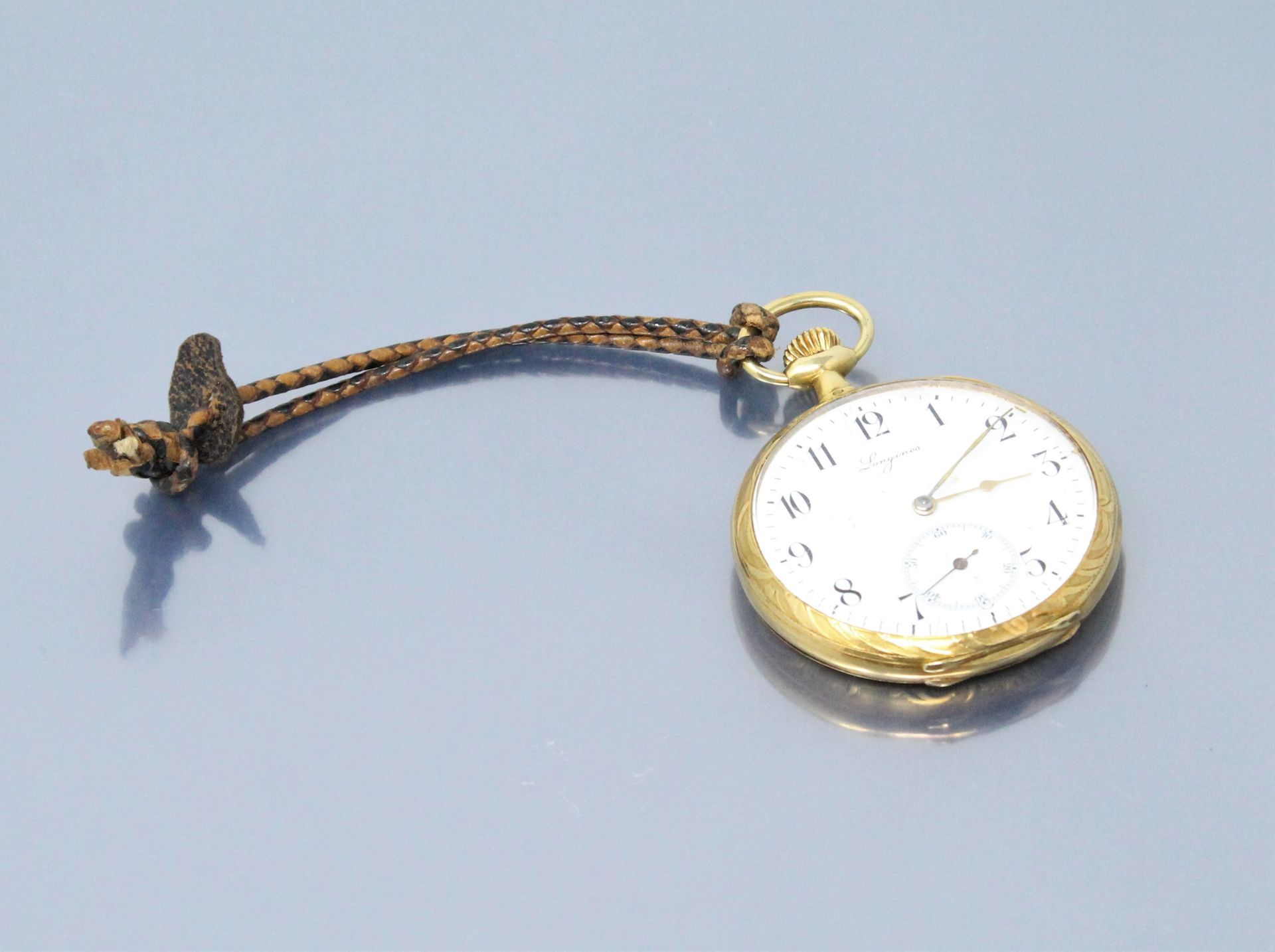 Null 郎咸平

18K（750）黄金怀表。白色表盘，小时和分钟用阿拉伯数字表示。盒子上有花纹装饰，中间有其护符。

附有一条皮绳。

猫头鹰的标志。

直径&hellip;