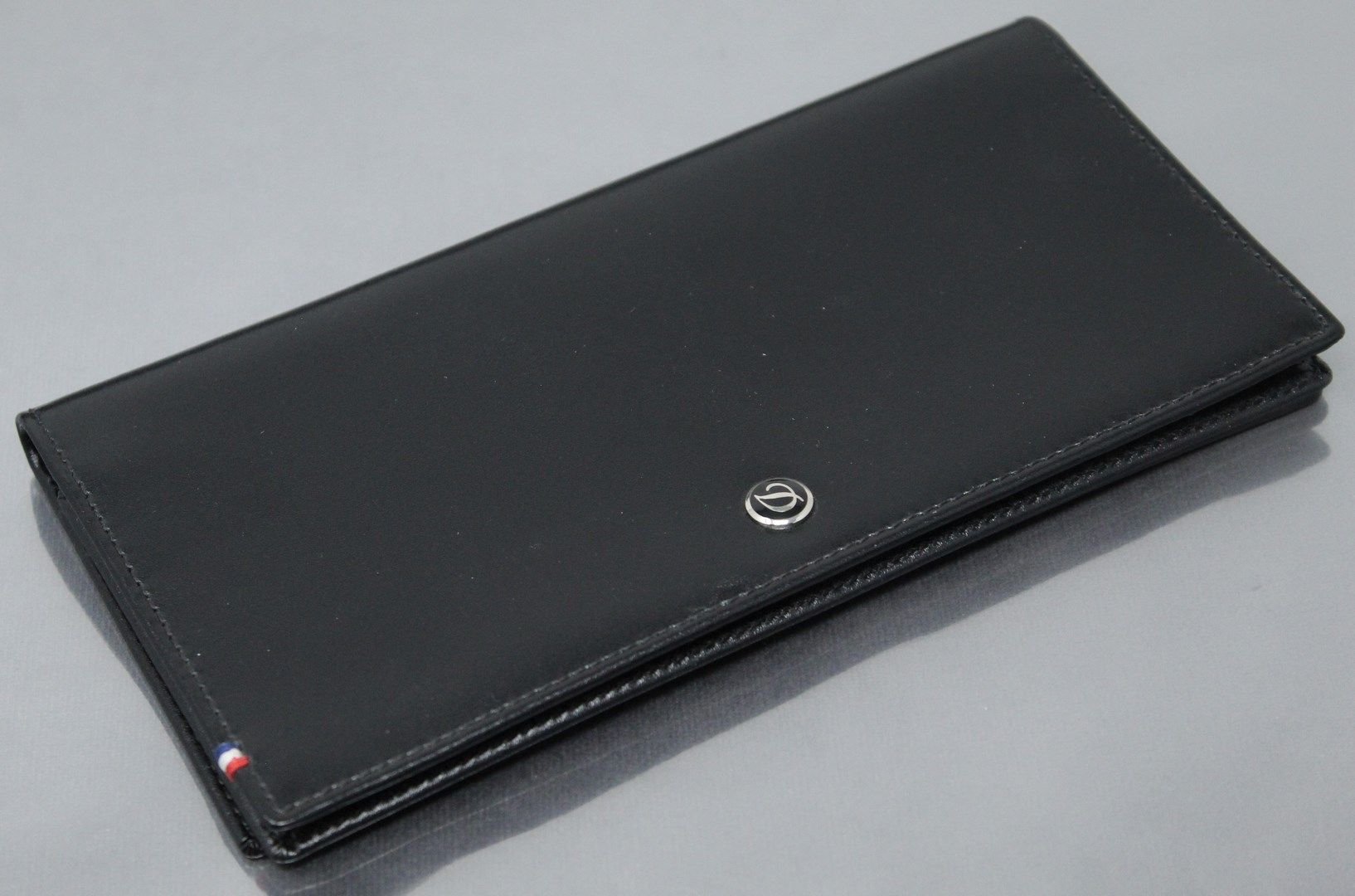 Null S.T.DUPONT

黑色真皮钱包。

状况非常好。

尺寸：18 x 9厘米。