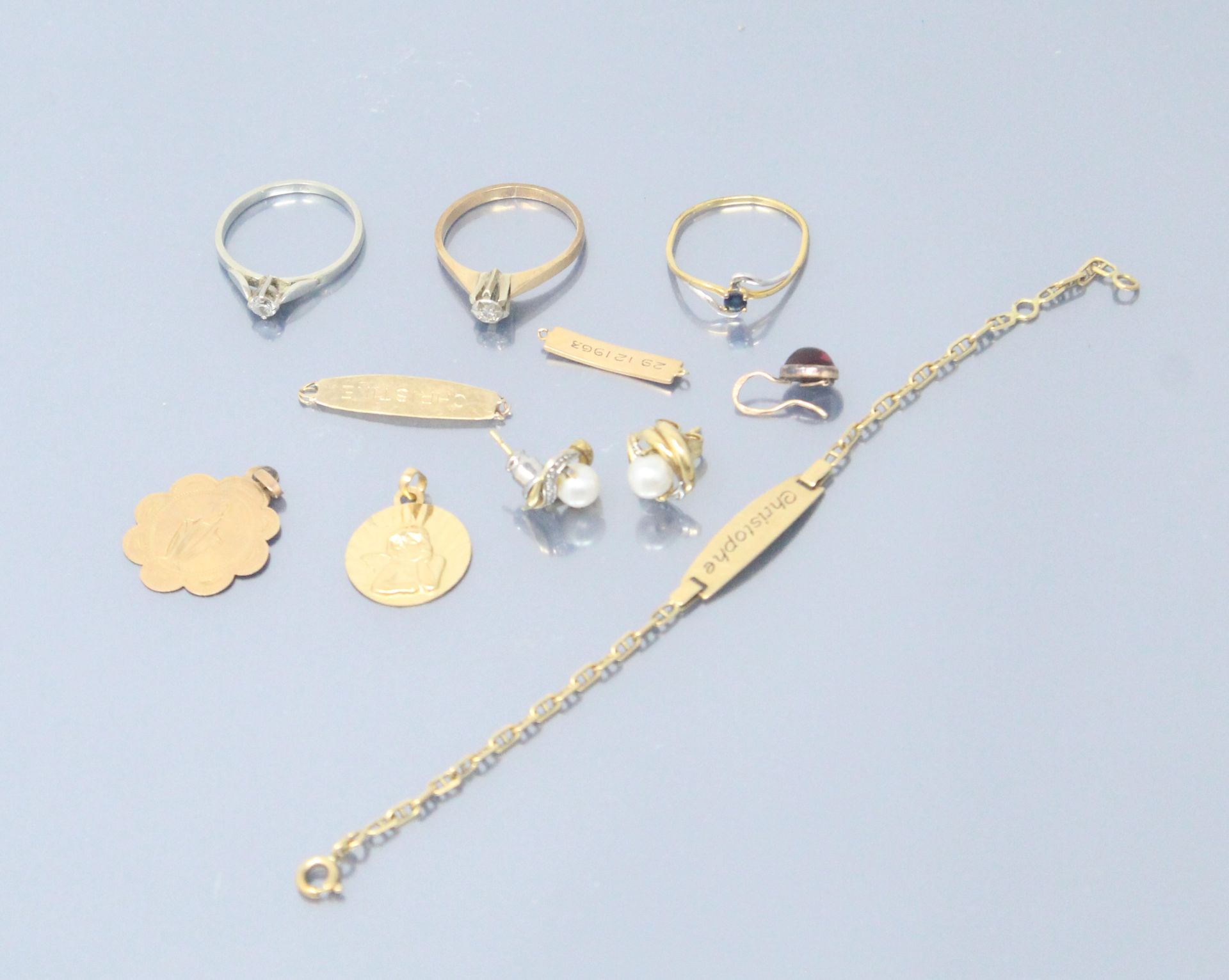 Null 18K（750）黄金和白金拍品，包括一个手镯，三个戒指（其中一个有蓝宝石），两个吊坠，一对耳环和一个孤儿。

鹰头标志。

有18K（750）和14K&hellip;