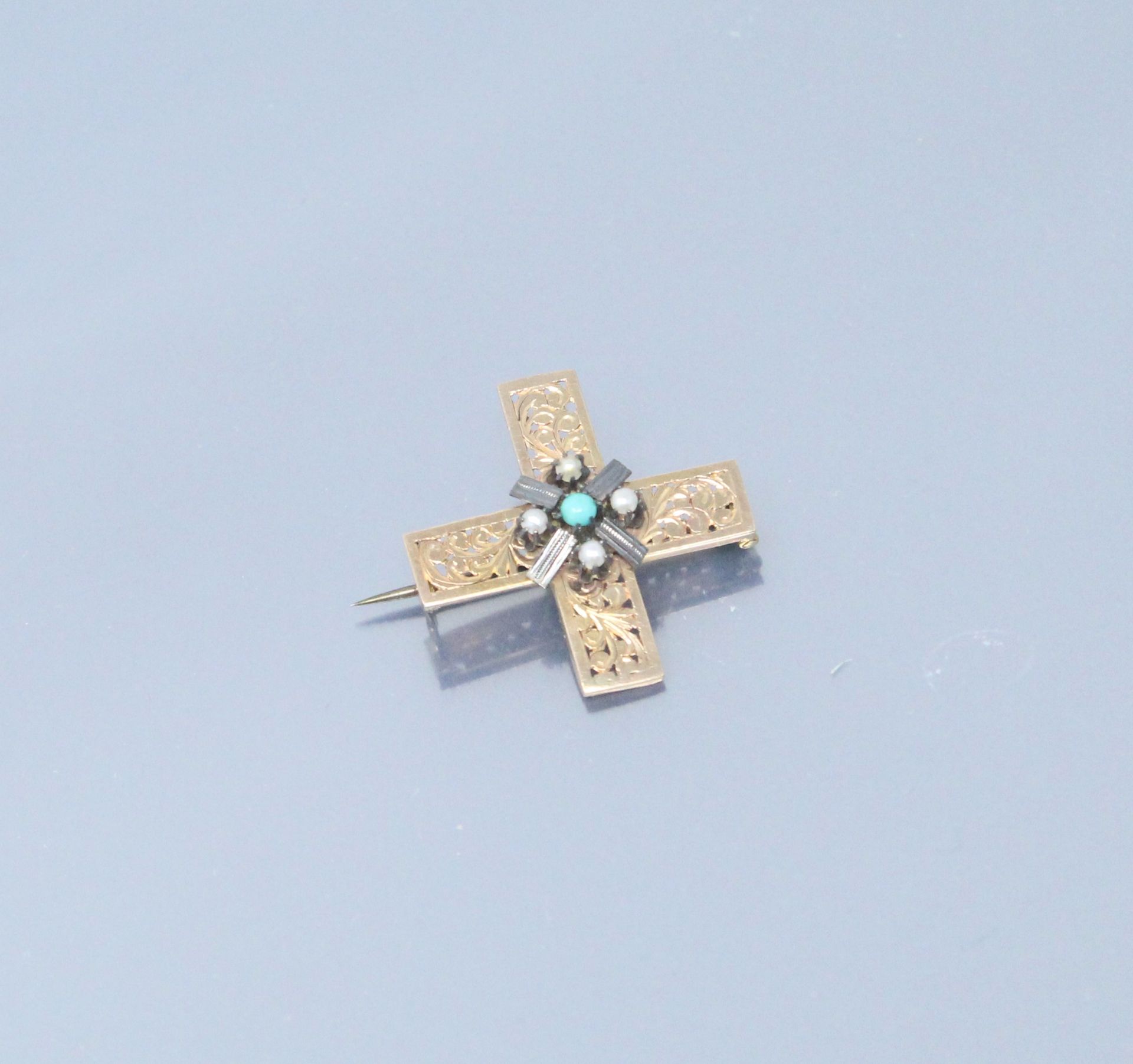 Null 18K(750)黄金十字形胸针，镶嵌四颗巴洛克珍珠，中间有一个绿松石球，钢针。

毛重：2.94克。