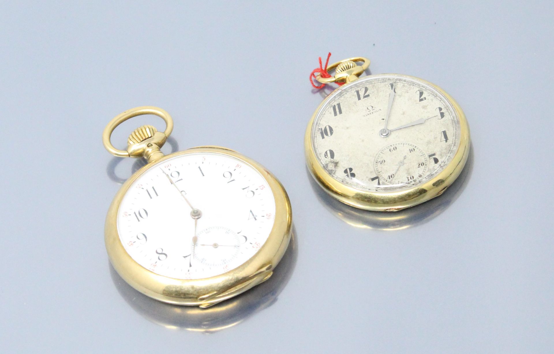 Null 欧米茄

一套两只18K(750)黄金古瑟表，一只有白色珐琅表盘，另一只有灰色珐琅表盘。 阿拉伯数字表示小时和分钟。

碗上有扭索纹或图案的装饰。

&hellip;