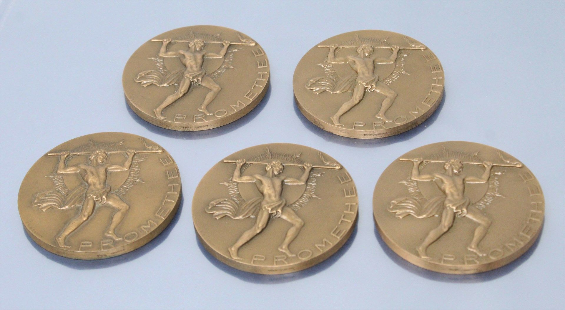 Null Cinco medallas de bronce de mesa redonda.

Anverso: PROMETHEE, ap. Sbg R.S.&hellip;