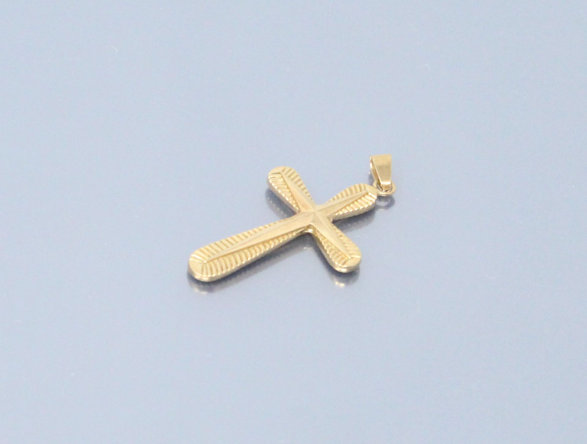 Null 18k (750) yellow gold gadrooned cross.

Marked with an eagle's head.

Weigh&hellip;