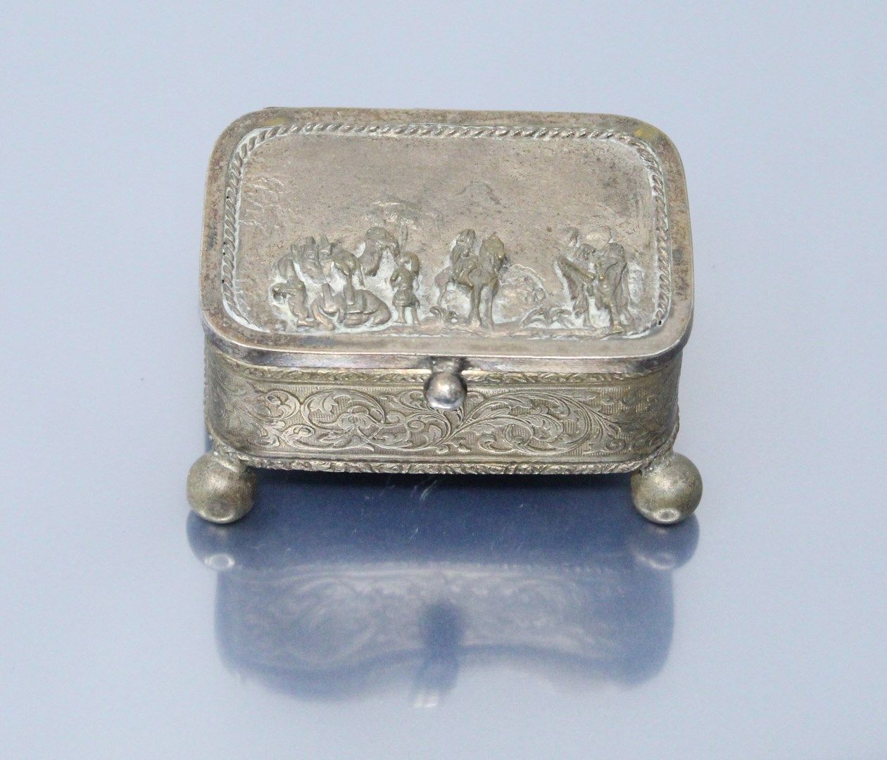 Null Petite boîte à bijoux en métal reposant sur quatre pieds boules, le couverc&hellip;