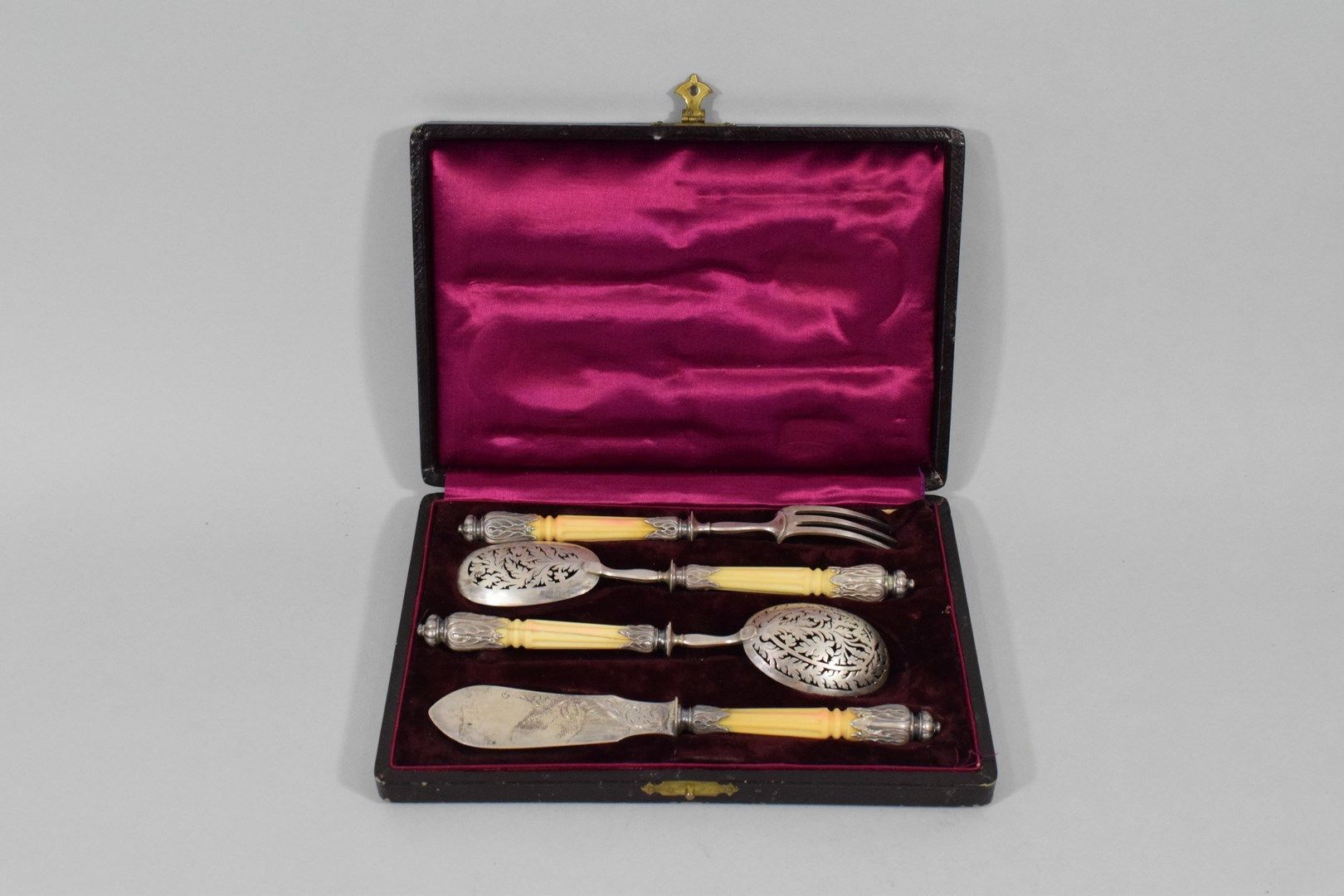Null PUIFORCAT 

Silver candy set (minerva) with lanceolate leaves and fluted iv&hellip;