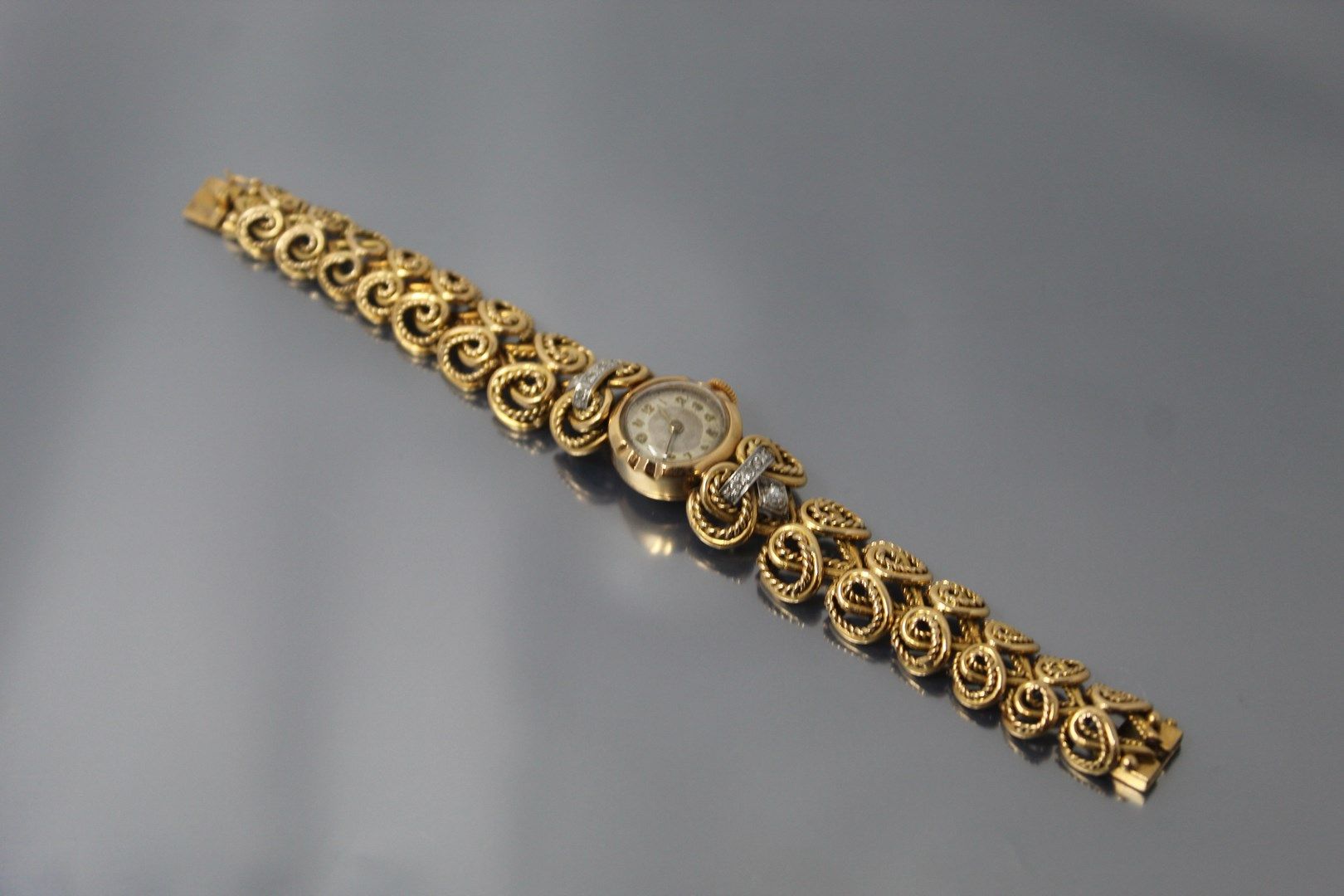 Null 
18K(750)黄金和铂金女式腕表，花式卷轴和绳纹图案，饰以钻石。机械机芯，圆形表盘，小时和分钟为阿拉伯数字。




手腕尺寸：16厘米。- 毛重&hellip;