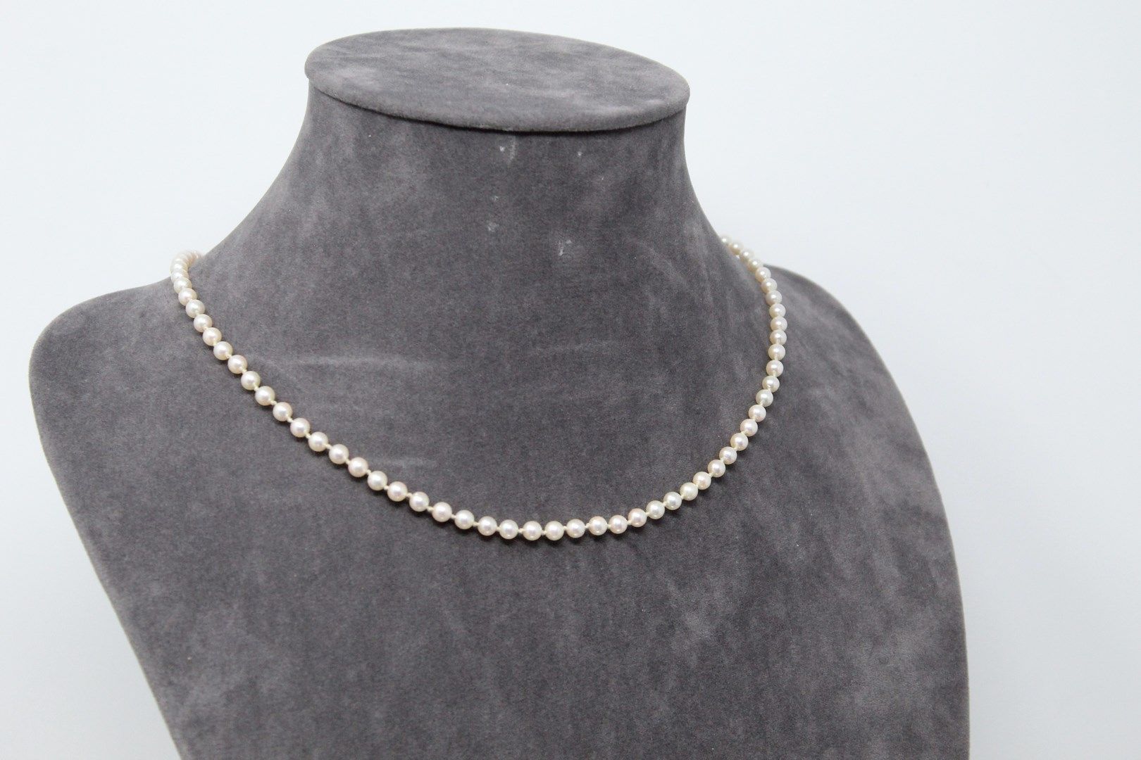 Null Choker-Perlenkette, Verschluss aus 18k (750) Gelbgold

Länge des Halses: 46&hellip;