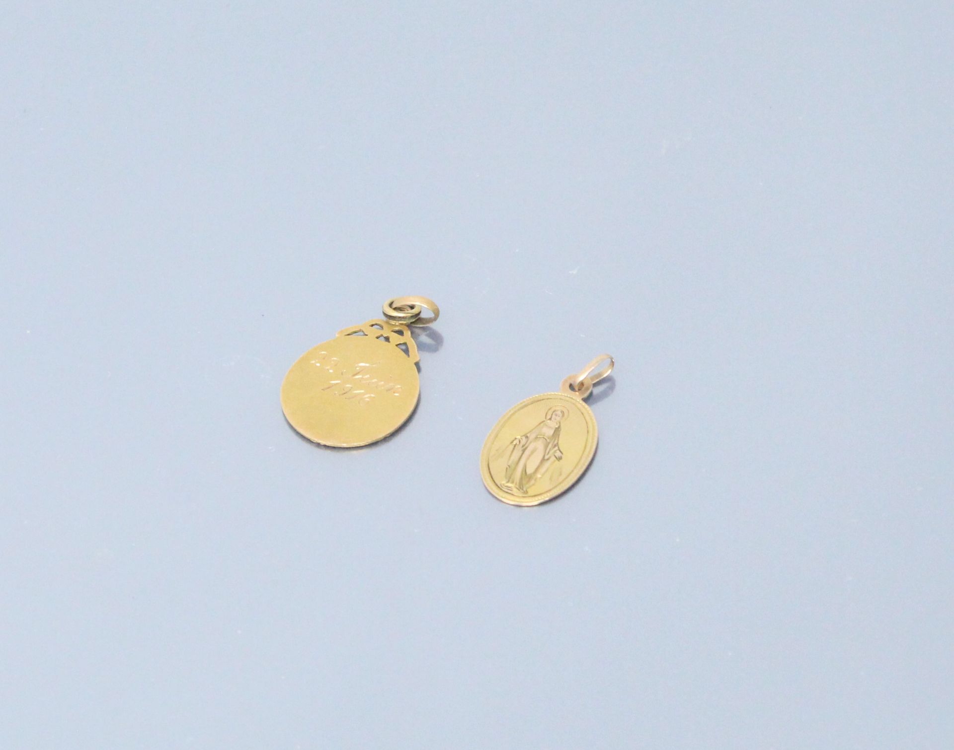 Null Dos medallas de oro amarillo de 18k (750), una en blanco y otra marcada.

M&hellip;