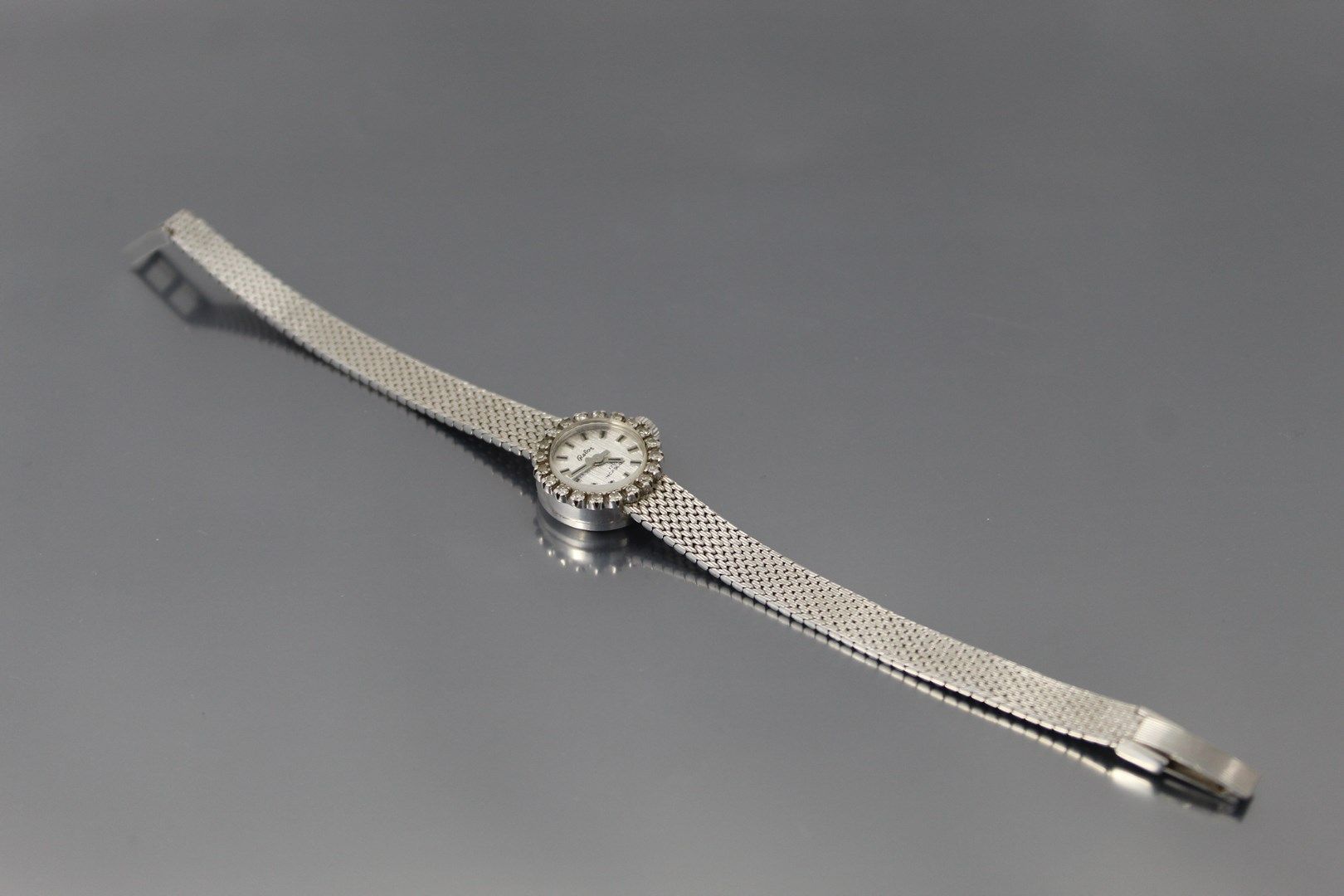 Null 呼叫中心

14k (585)白金女士腕表，圆形表圈镶嵌钻石，灰色背景上的巴顿时标，14k (585)金表带带棘轮。

毛重：25.20克。