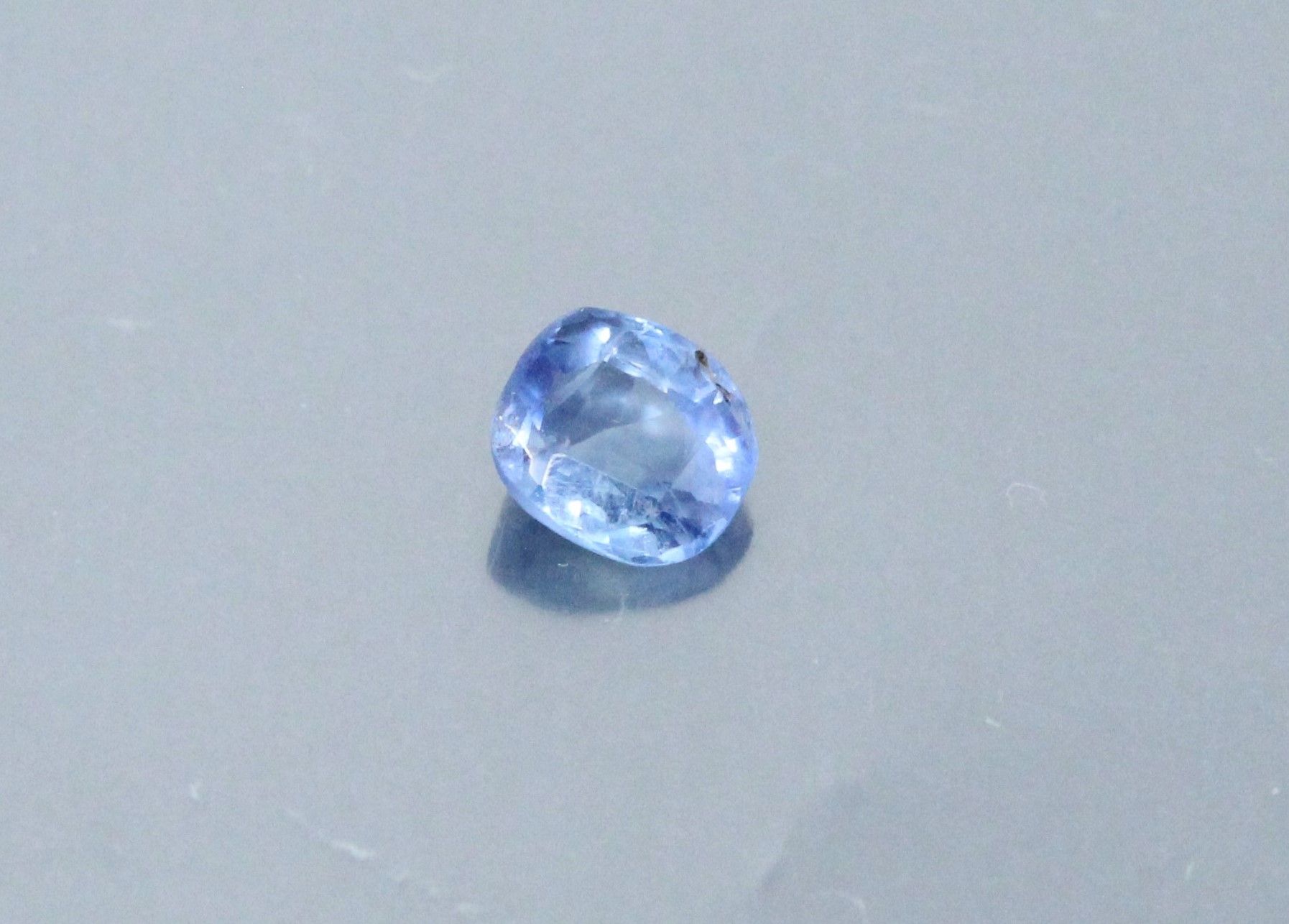 Null 枕形蓝宝石，纸质。

锡兰，未加热。

重量：约1.00克拉。
