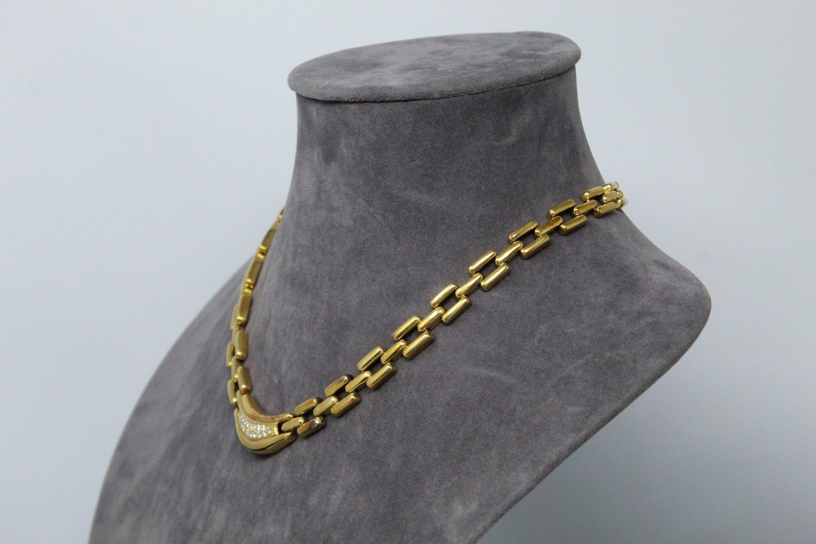Null Collana in oro giallo 18k (750) con maglia rettangolare e pavé di diamanti.&hellip;