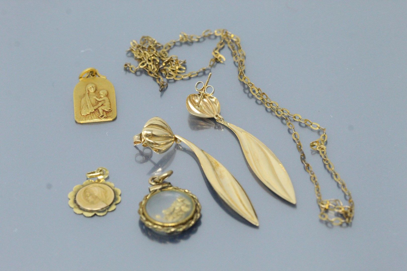 Null 
18K（750）黄金和金属拍品，包括耳环和三个吊坠。 




附有一条断裂的链条。 




鹰头标志。 




毛重：8.5克。