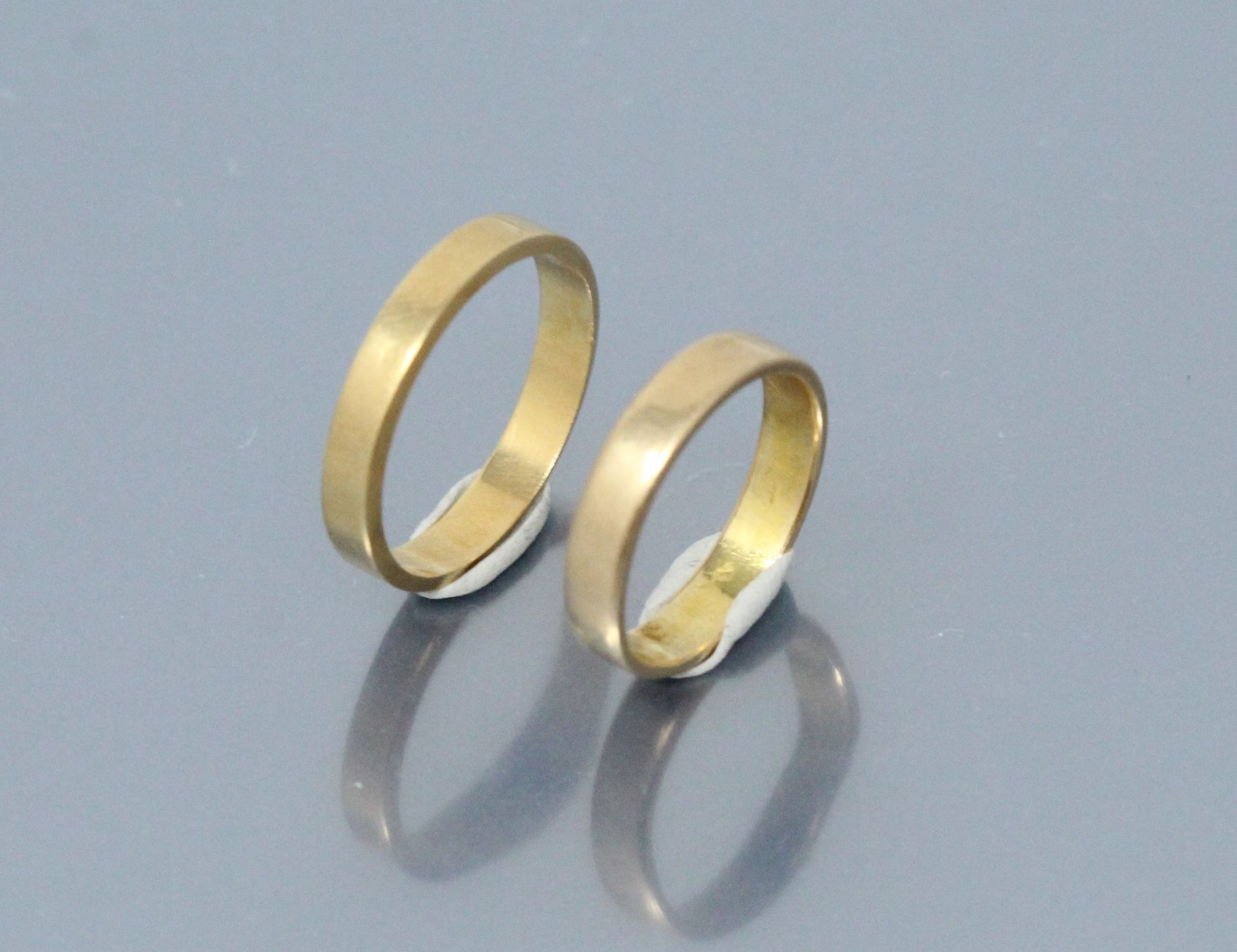 Null 两个18K（750）黄金的结婚戒指。

手指尺寸：52和58 - 毛重：6.39g。
