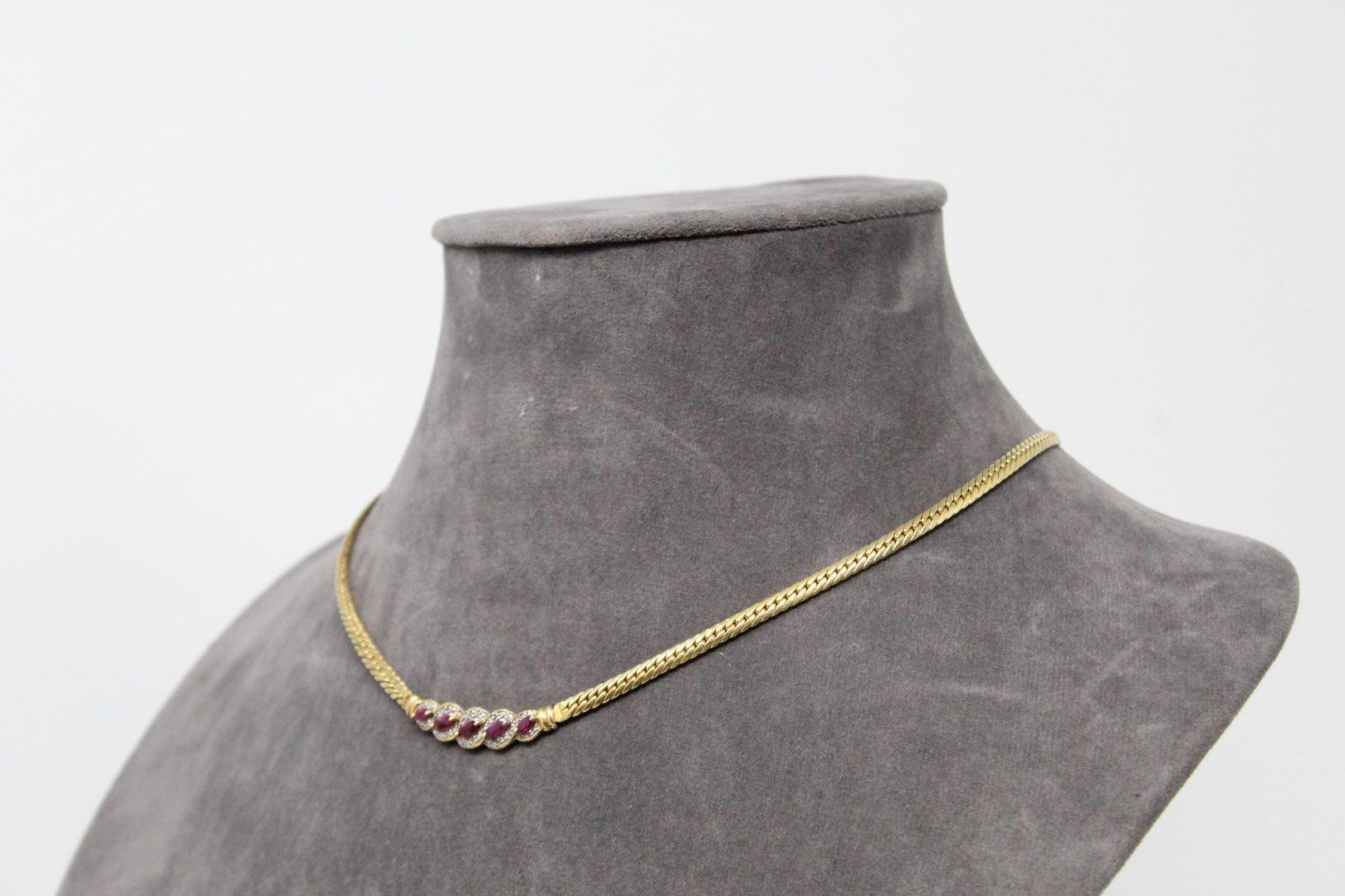 Null Halskette aus 18k (750) Gelbgold mit fünf Navette-Rubinen, umgeben von Diam&hellip;