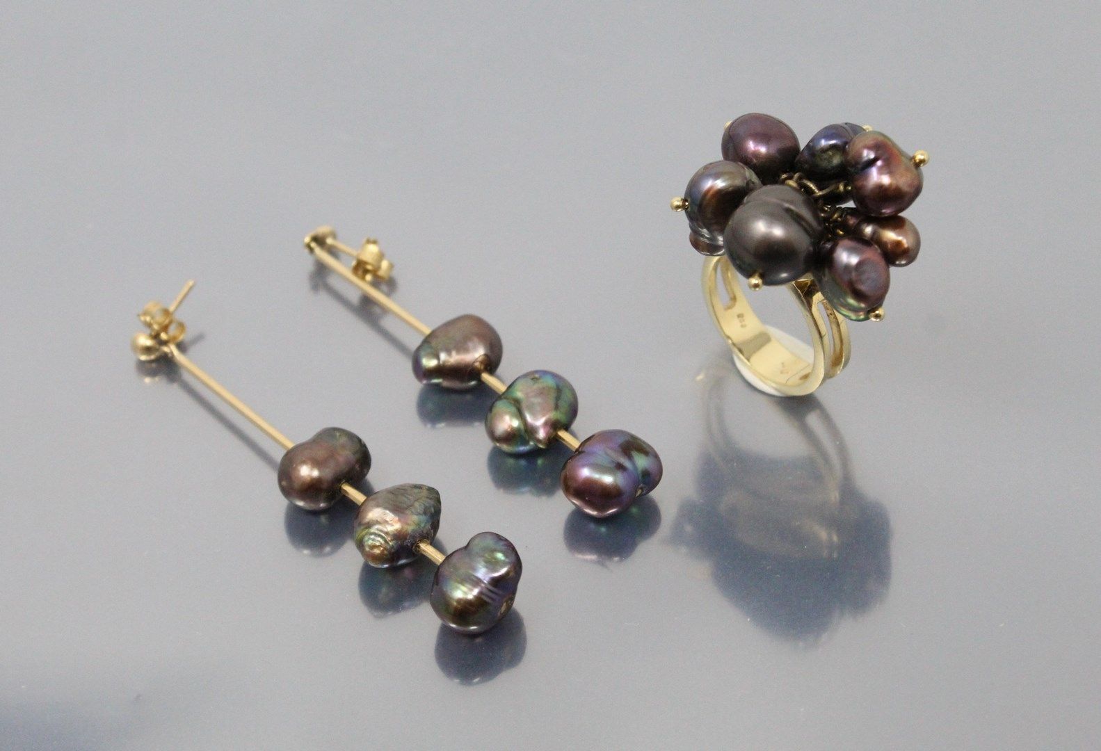 Null 黄金半镶大溪地珍珠，由一枚18K（750）戒指和一对14K（585）耳环组成。

手指大小：57 - 毛重：31.82g。