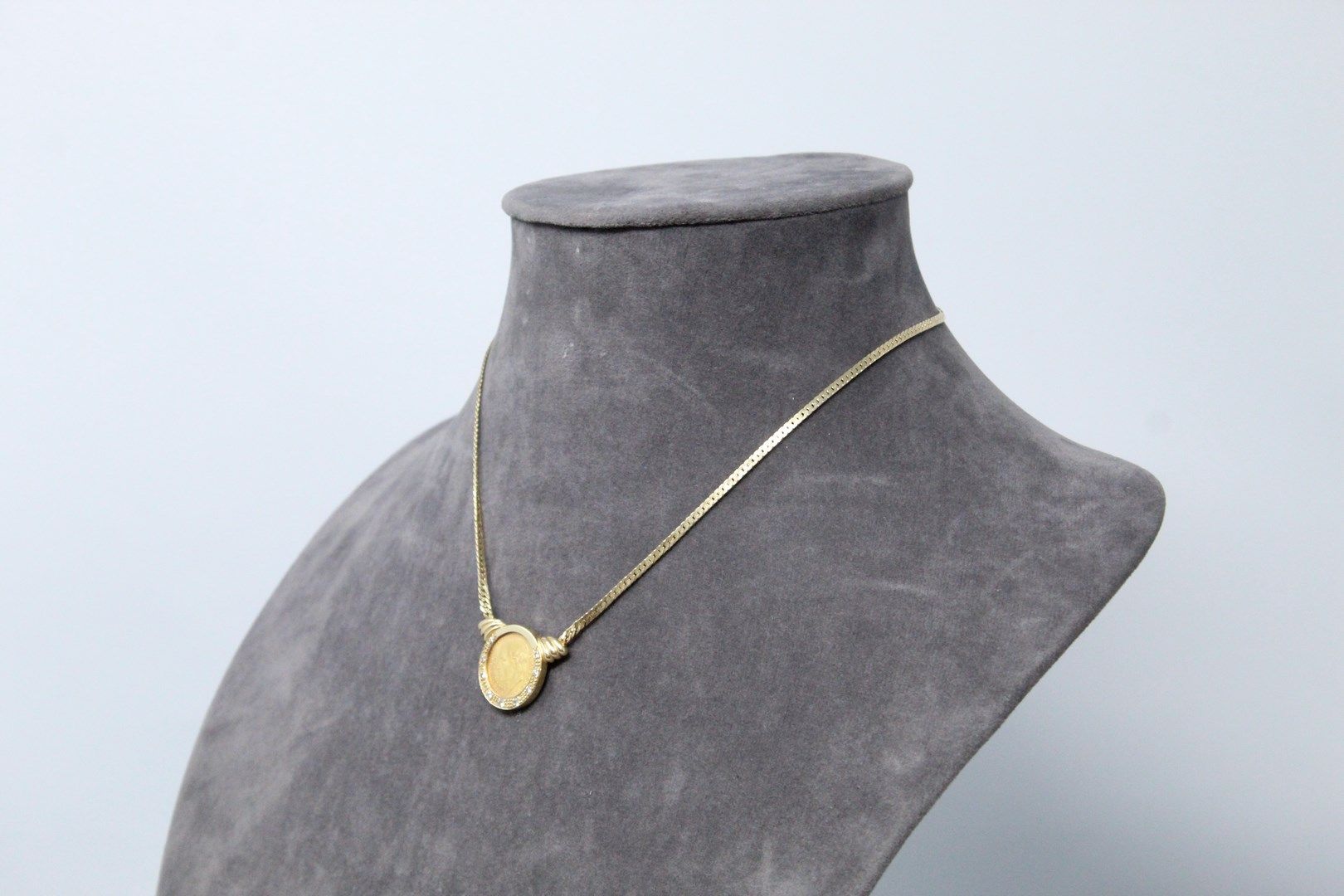 Null Necklace in 14k yellow gold (585) decorated with a coin of "dos y medio pes&hellip;