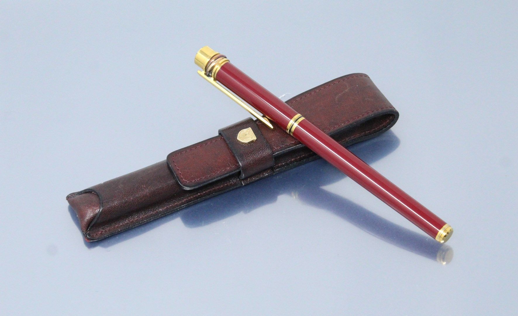 Null 卡地亚

红色漆面和鎏金金属钢笔。笔尖为18K（750）黄金。

由卡地亚 "三位一体 "模型

装在一个非传统的皮箱里。

高度：13.7厘米。13&hellip;