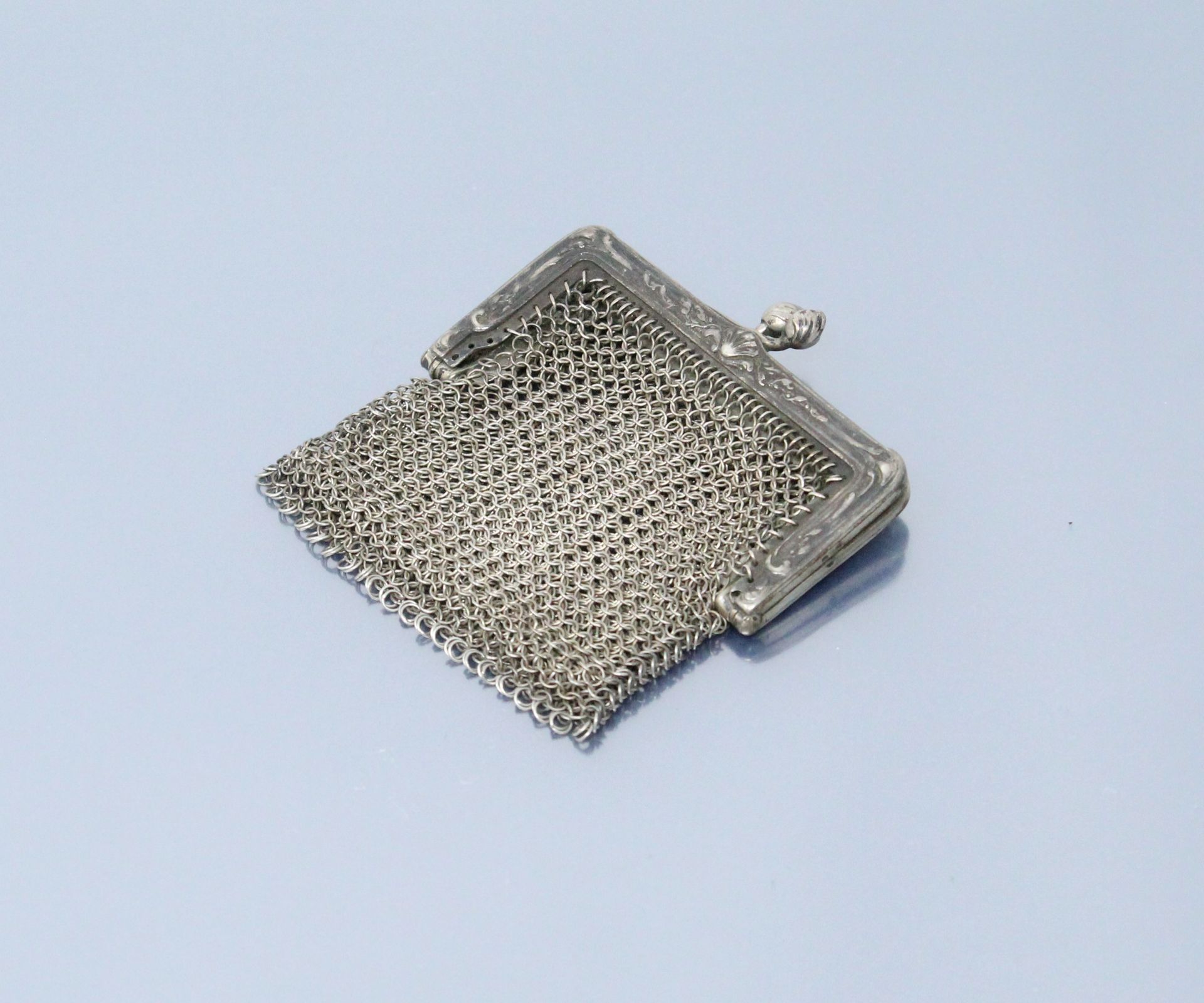 Null Silver mesh purse.

Marked with a boar's head.

Weight : 47.30 g - Size : 7&hellip;