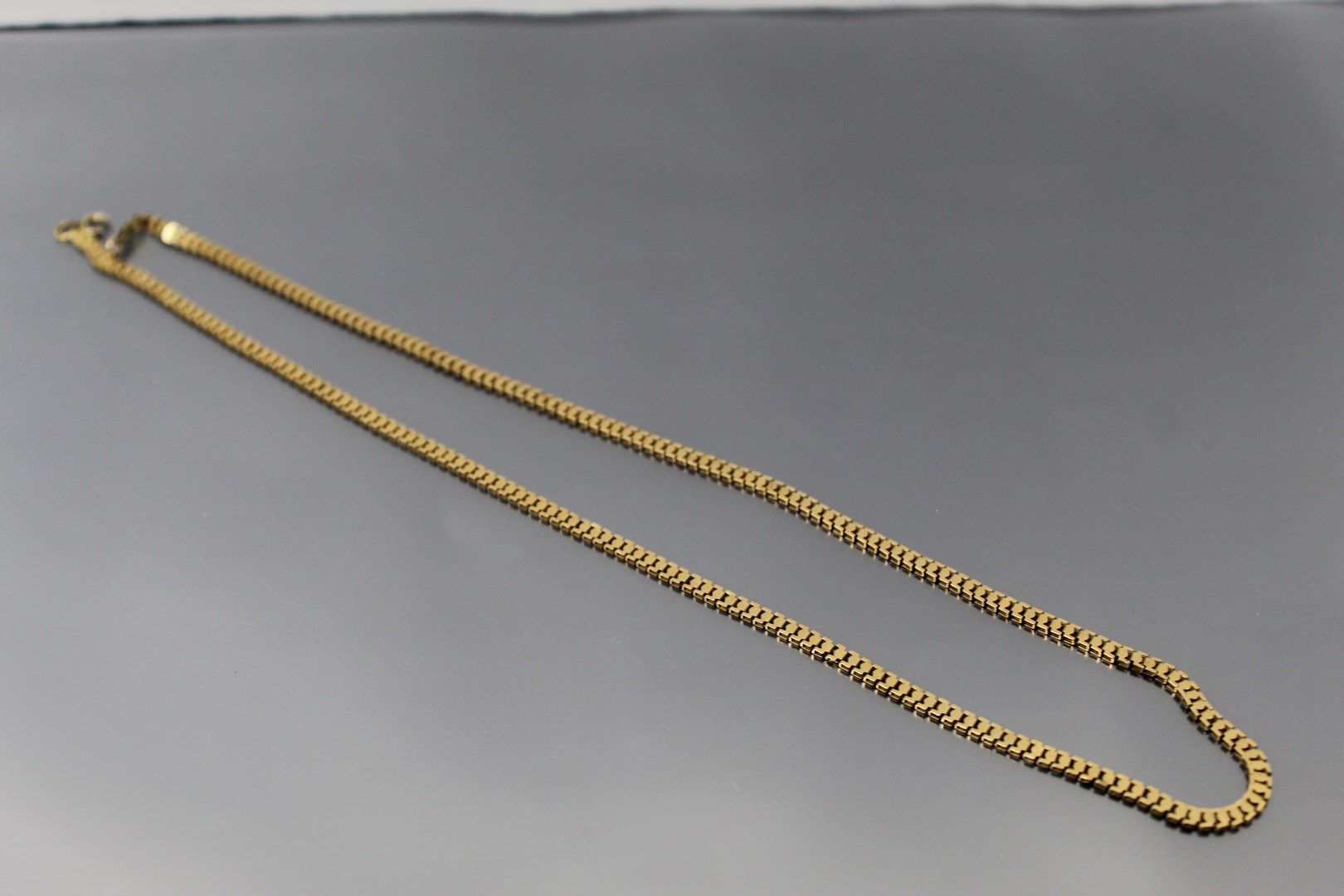 Null 18K（750）黄金项链。 

项链尺寸：46厘米。- 重量：6克。

(意外的是，在扣子上。)
