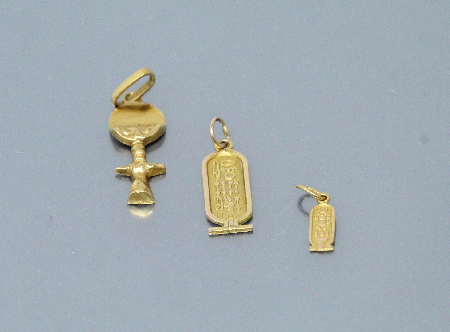 Null 两个18K(750)黄金吊坠，一个有埃及图案，一个有非洲癖好的图案。

另有一个18K（750）黄金的埃及图案的吊坠。

重量：4.10克。