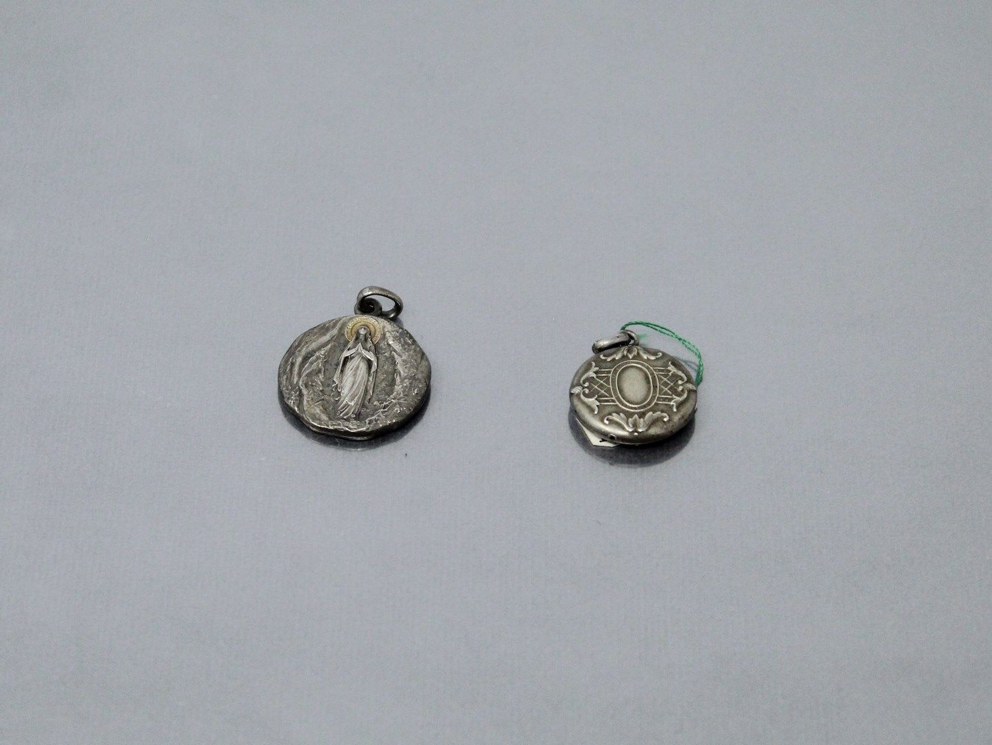 Null Lot of two silver pendants. 

Weight : 9.06 g.