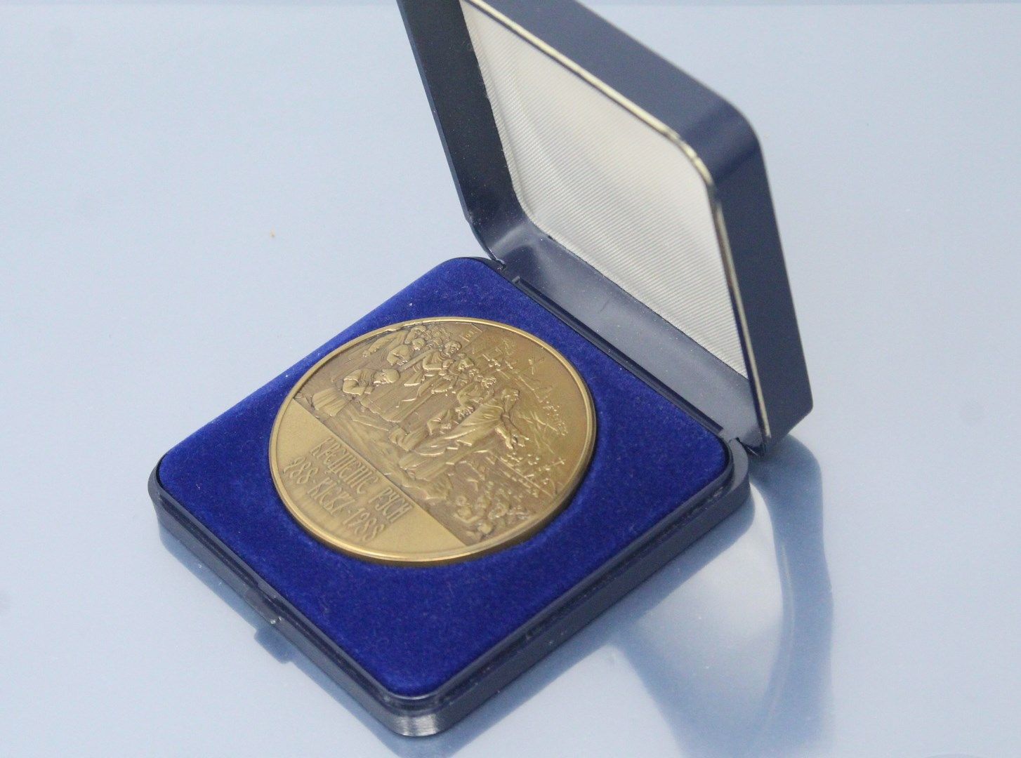 Null Medalla de bronce ortodoxa fechada en 988-1988 en su estuche.



Peso: 93,8&hellip;