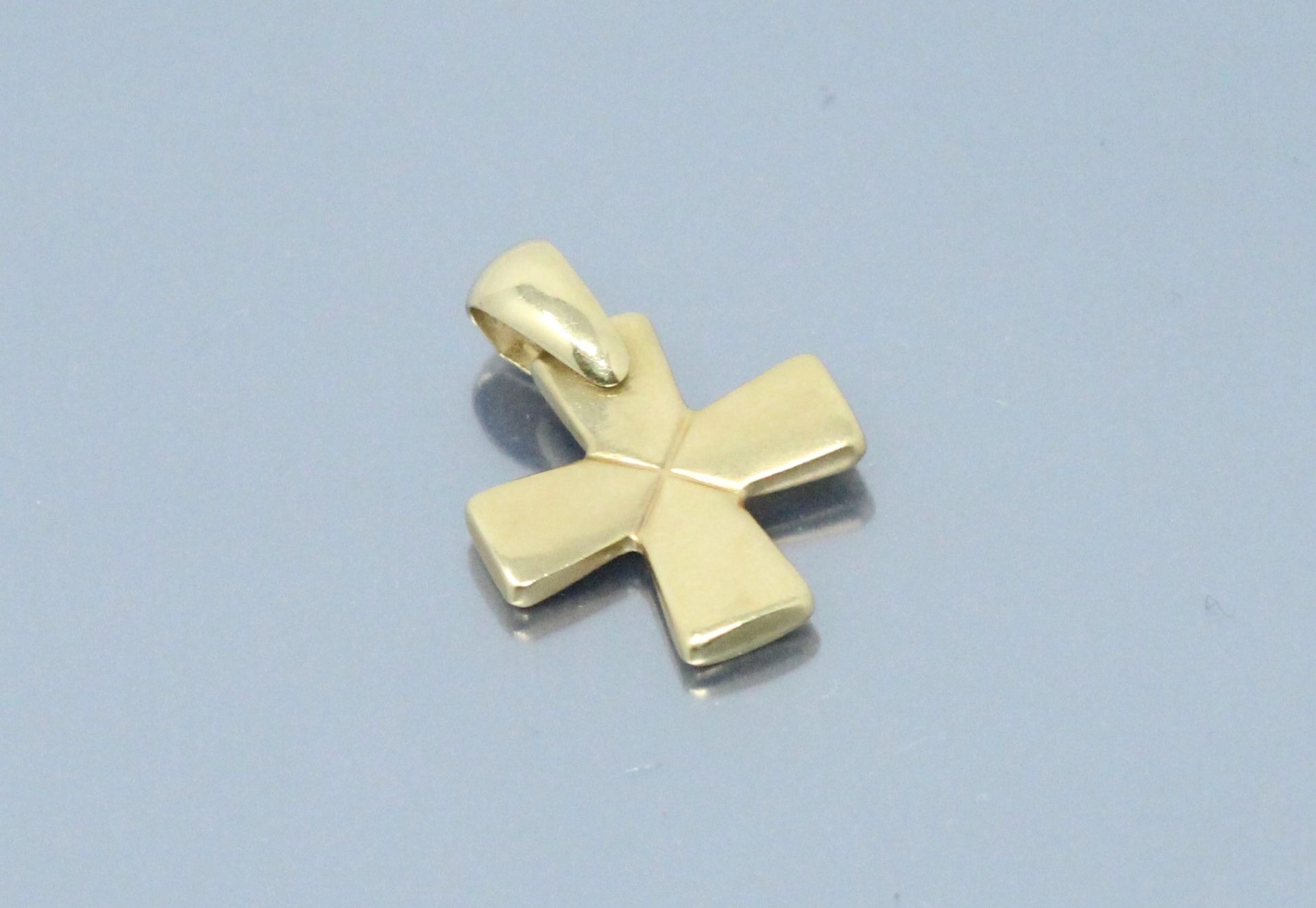 Null 18k (750) yellow gold pendant. 

Weight : 1.37 g.