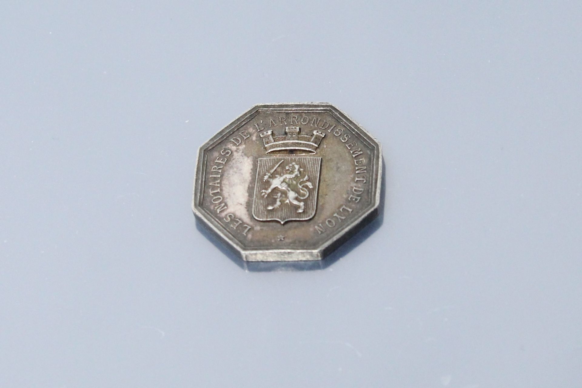 Null Achteckige Silbermünze der Notare von LYON.

Vorderseite: das Wappen der St&hellip;