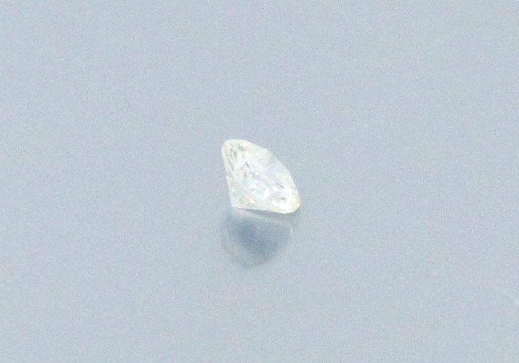 Null Round diamond on paper. 

Weight : approx. 0.45 ct.