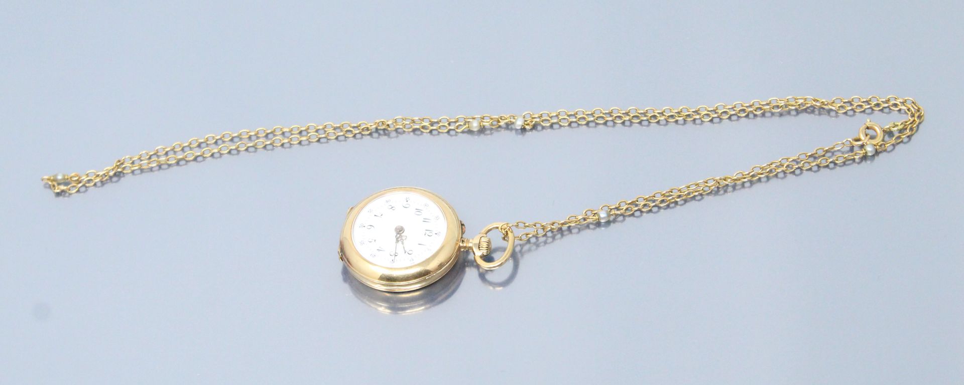 Null 18K(750)黄金项圈表，白色珐琅表盘，小时和分钟的阿拉伯数字，铁路。有图案的箱子。带手动上链的机械机芯（待修订）。

附有一条带养殖珍珠的18K（&hellip;