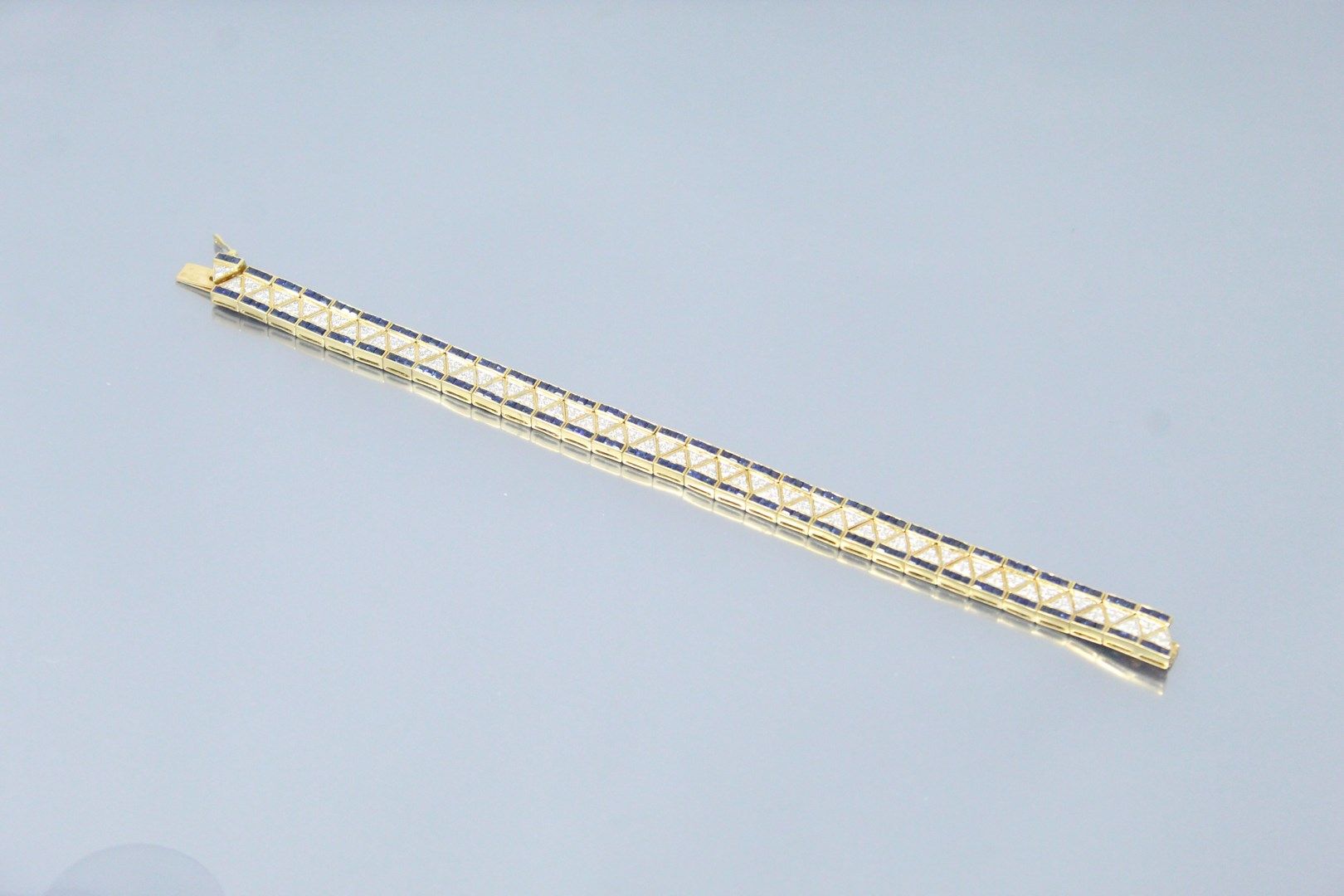 Null Bracelet articulé en or jaune 18k (750) orné de saphirs calibrés et de diam&hellip;