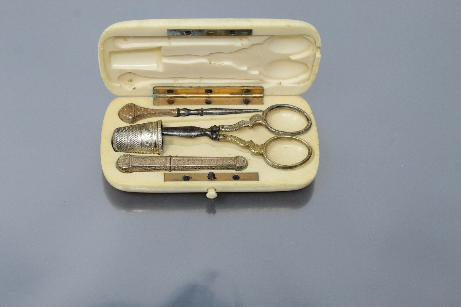 Null 
银质和金属缝纫包（野猪标志），装在一个骨制的盒子里。它包含一把剪刀，一个打孔器，一个针盒和一个顶针。19世纪。





毛重：14.80克。缺少的&hellip;