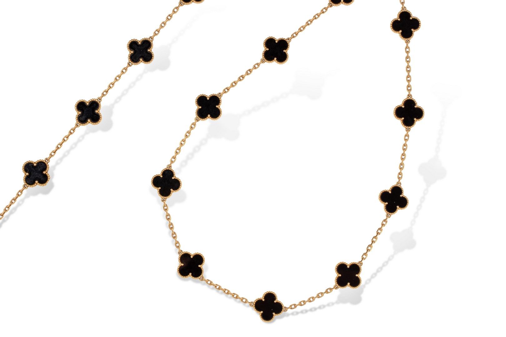 Null 梵克雅宝

Alhambra半镶18K(750)黄金和黑玛瑙，包括一条手链和一条项链

- 这条手链由一条切割有五片四叶草图案的forçat链组成，龙&hellip;