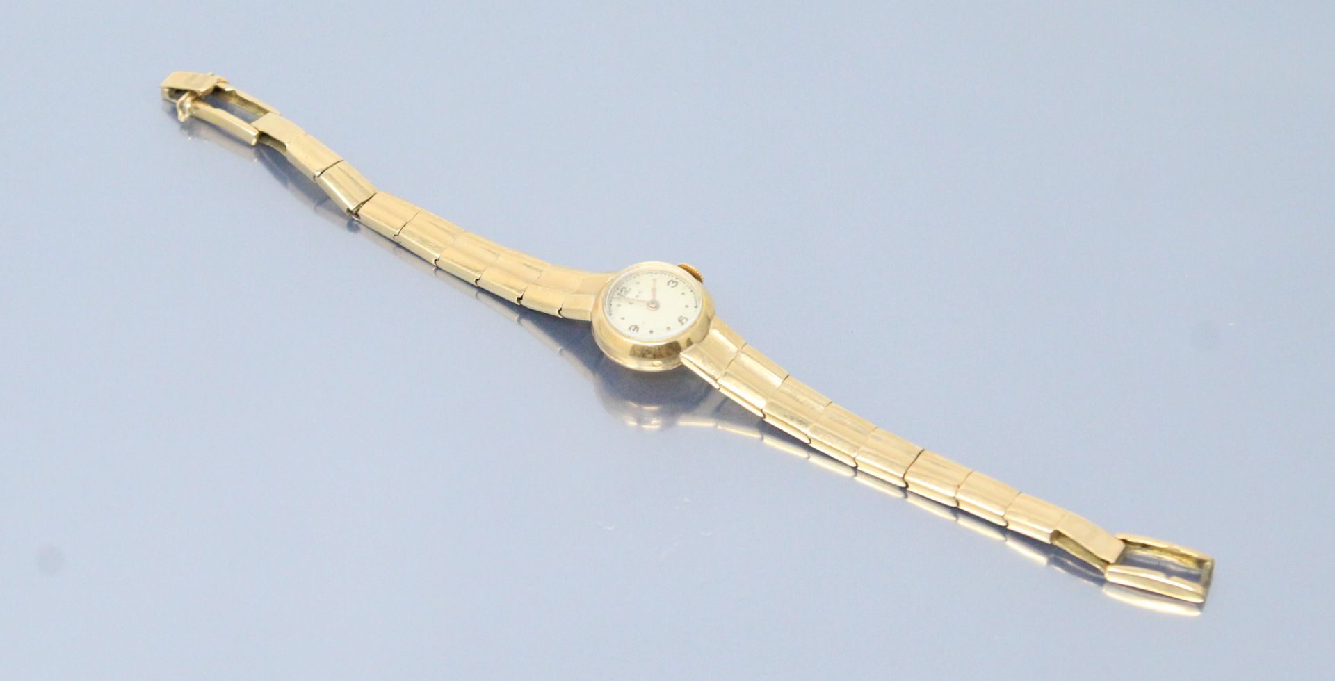Null 鑫玛

18K（750）黄金女士腕表，圆形编号表壳，阿拉伯数字和金点。黄金棘轮手镯。

毛重：28克。