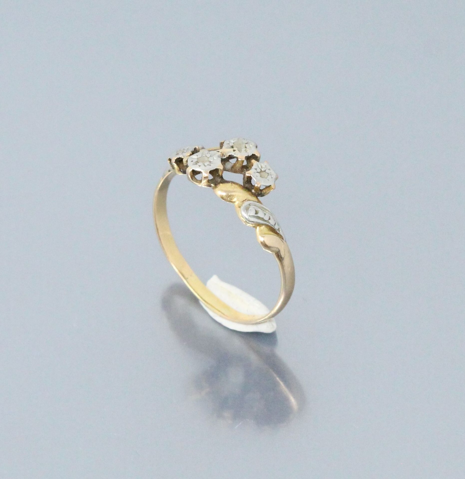 Null 18k (750)黄金和白金戒指，镶嵌着小花，中间是一颗明亮的宝石。

手指大小：55 - 重量：1.90克。