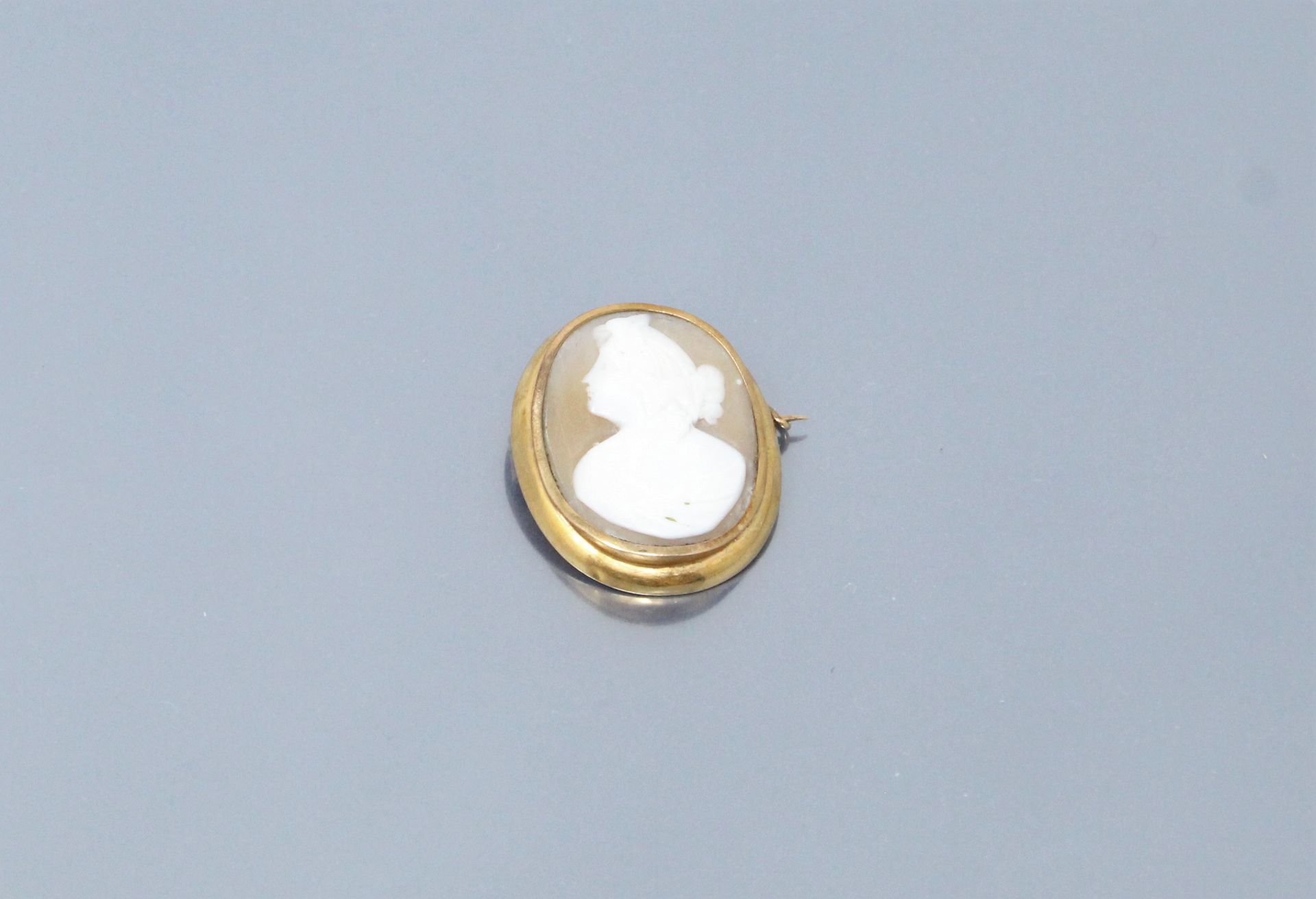Null Shell cameo showing a young woman in profile. Set in 18K (750) yellow gold.&hellip;