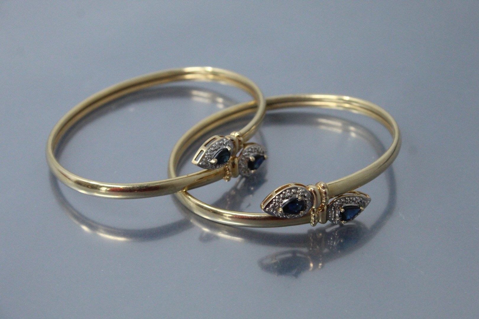 Null Lot of two 14k (585) yellow gold bracelets each with two pear sapphires and&hellip;
