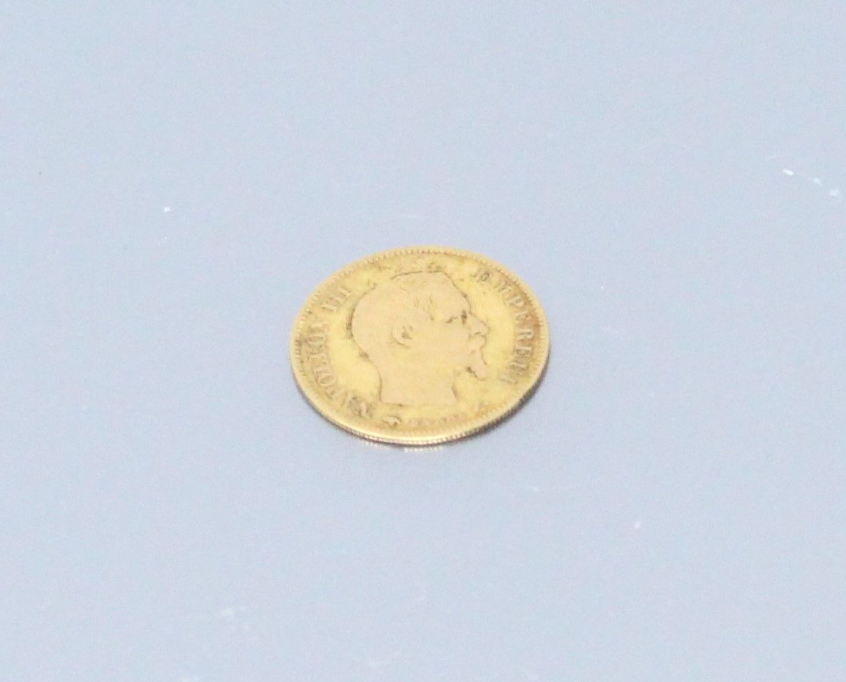 Null 10法郎硬币拿破仑三世免冠（1856年A）。

VG至TTB

重量：3.2克。