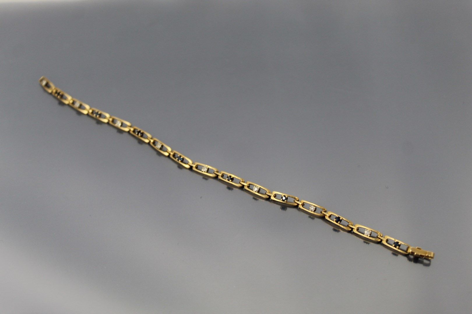 Null 18K(750)黄金手镯，镶嵌蓝宝石和钻石。

手腕尺寸：19.5厘米。- 毛重：8.10克。