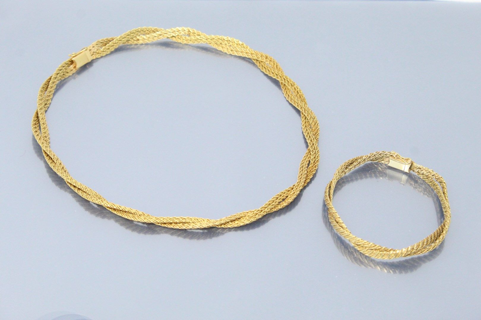 Null 18K(750)黄金半镶编织网，包括一条项链和一个手镯。

有大师的印记。摩纳哥公爵的豪华珠宝。

鹰头标志。

颈部尺寸：41厘米。- 手腕尺寸：1&hellip;